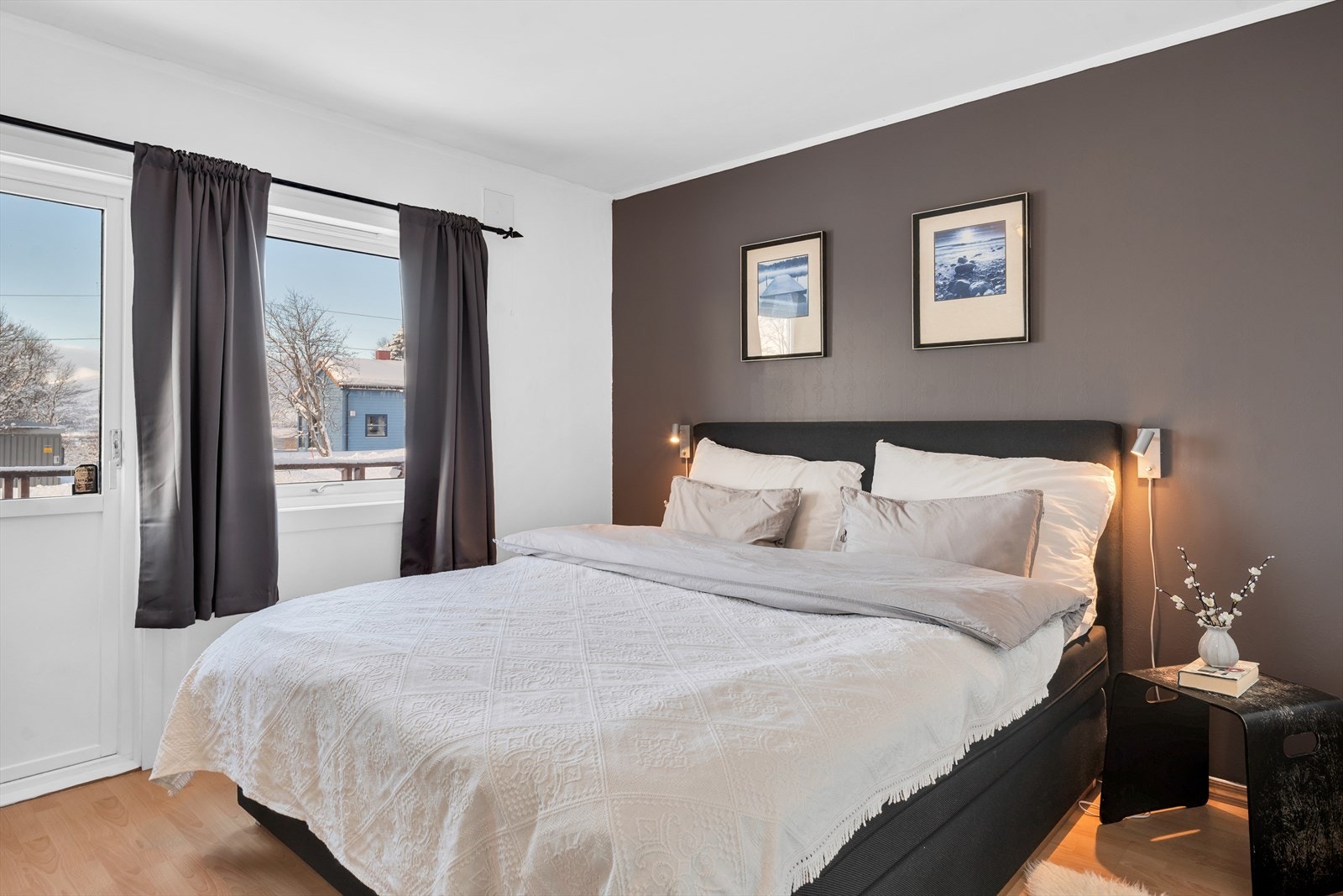 Hovedsoverom med god plass til stor seng, samt direkte utgang til flott balkong. Galleribilde