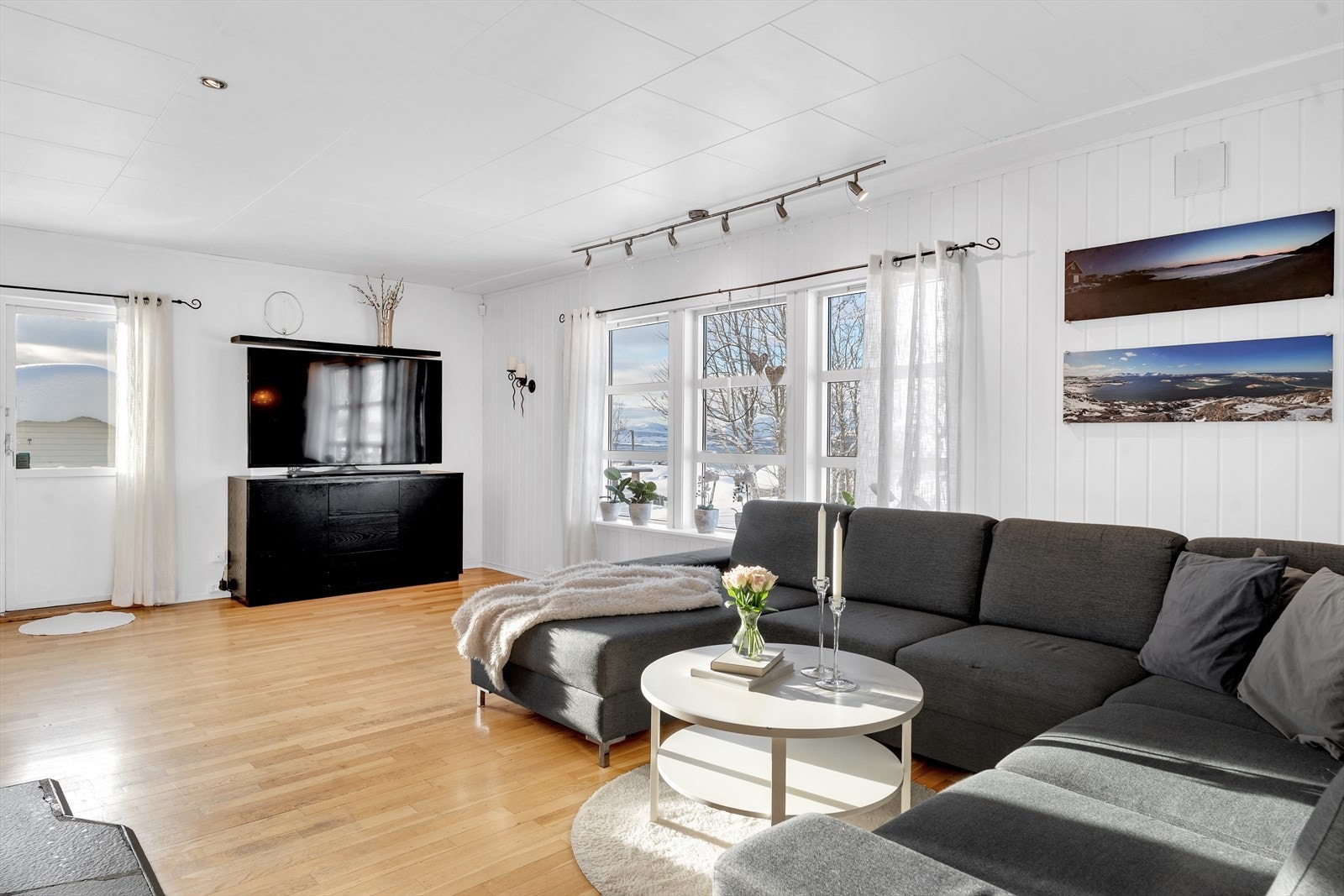 Flott utsikt fra vindu over området, sundet og Kvaløya Galleribilde