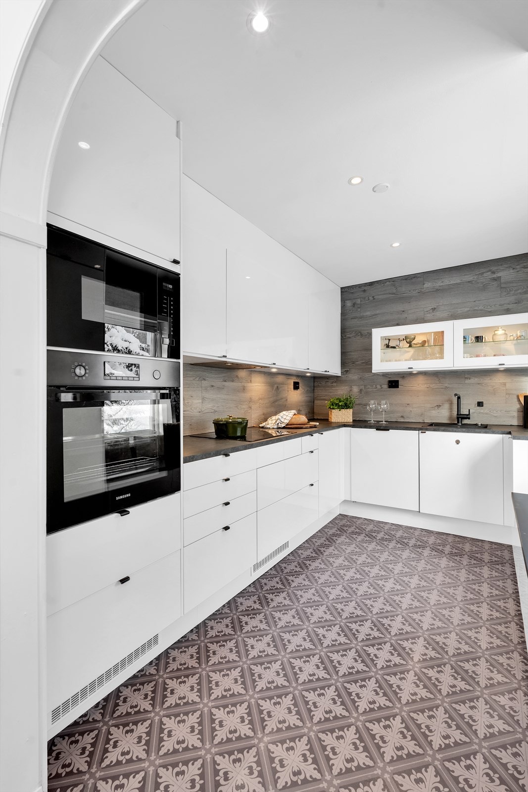 Rikelig med oppbevaringsplass i hyller, skuffer- og skap. Galleribilde