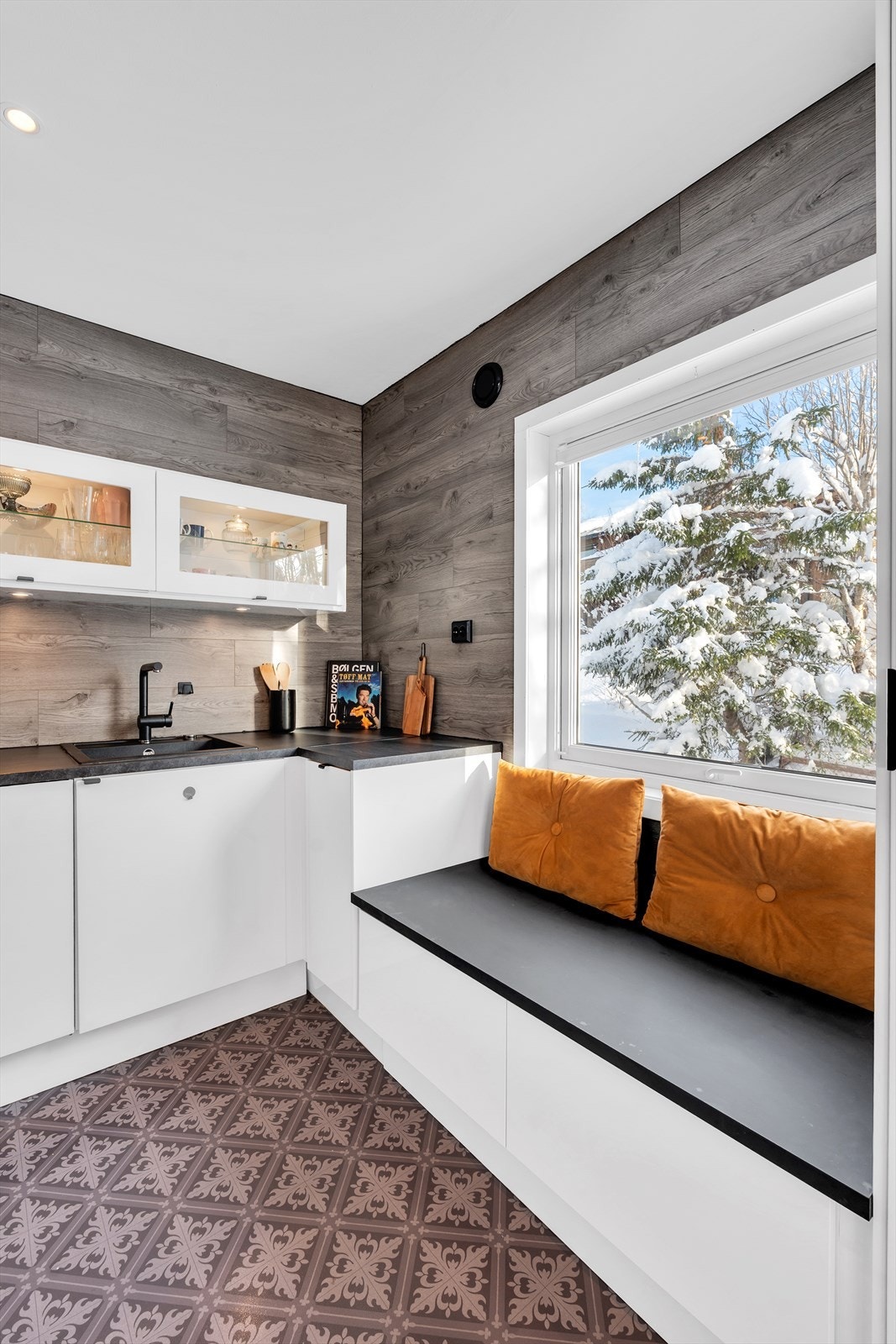 Innredet med trivelig sofa, hvor kaffekoppen kan nytes. Galleribilde