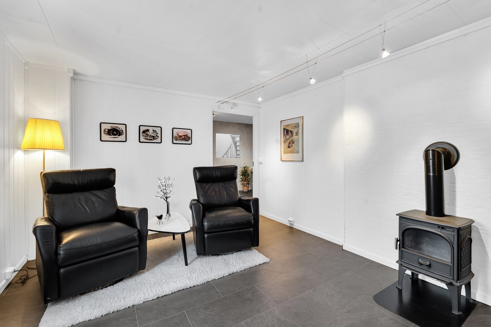 Stue nummer 2 med vedfyring, samt god plass til sittegruppe og annet ønsket møblement. Galleribilde