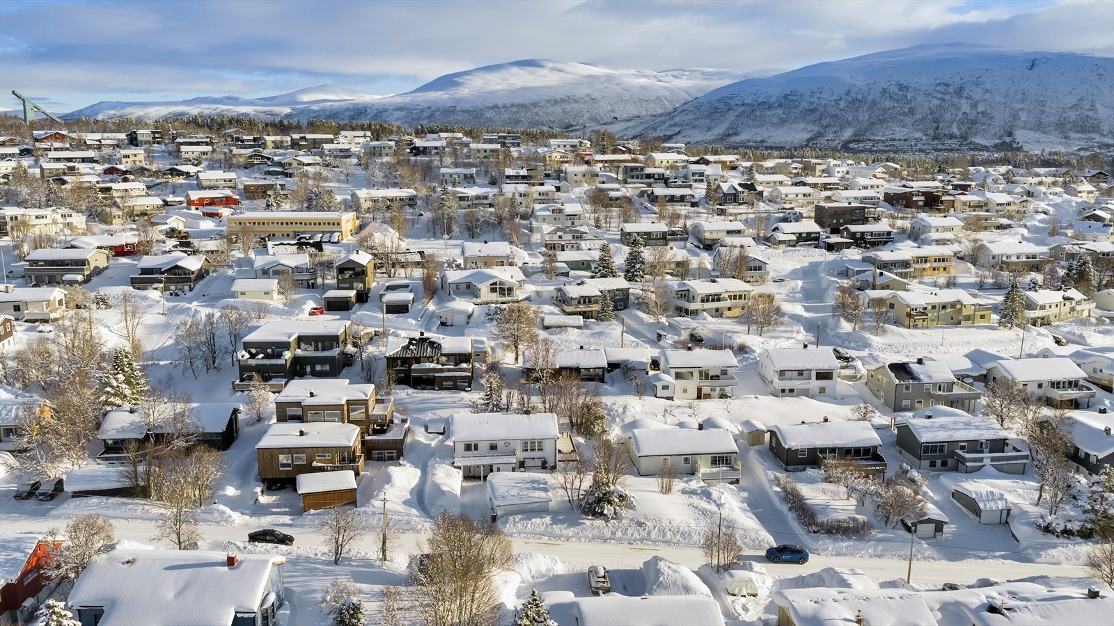 Rolig og barnevennlig boligfelt, med gangavstand til skole, barnehage og lekeplasser i området. Perfekt for barnefamilier! Galleribilde