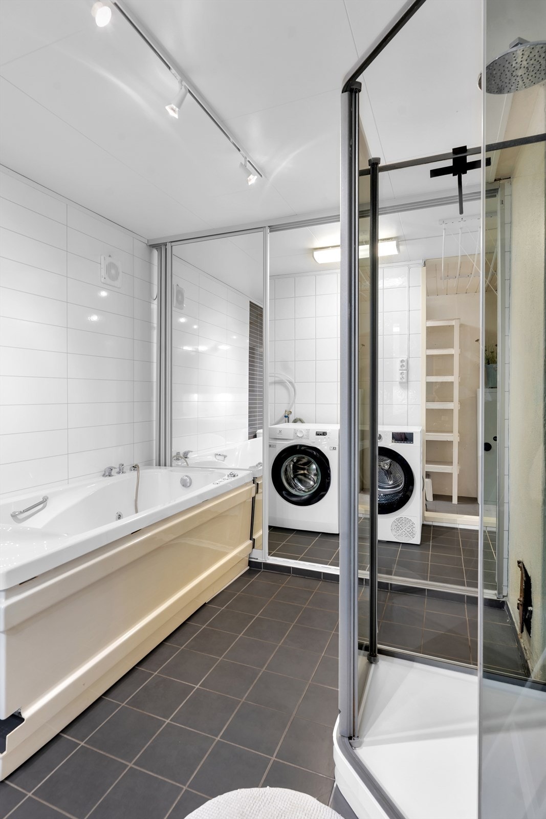 Utstyrt med moderne badekar som gir ekstra komfort, samt dusjkabinett. Galleribilde