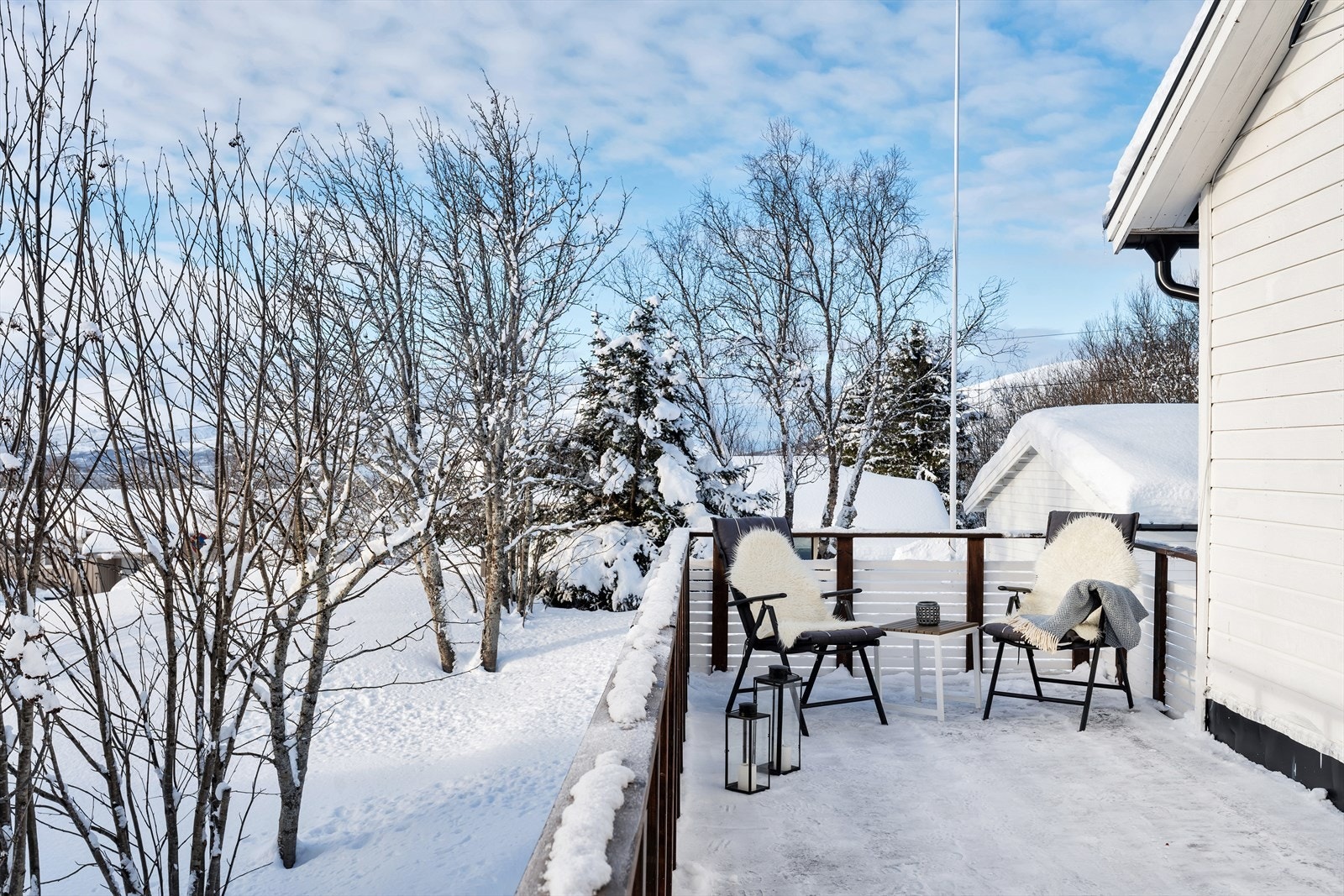 Rundt hjørne har boligen også en vestvendt balkong hvor solen kan nytes langt ut over kvelden Galleribilde