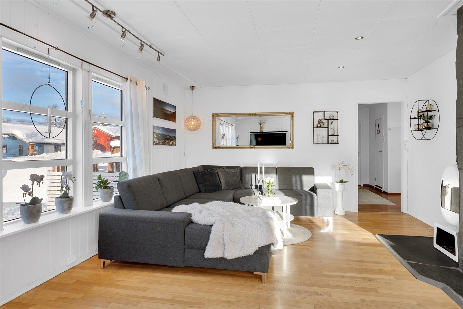 Boligen har vedfyring og varmepumpe, som bidrar til god varme og lavere strømutgifter. Galleribilde