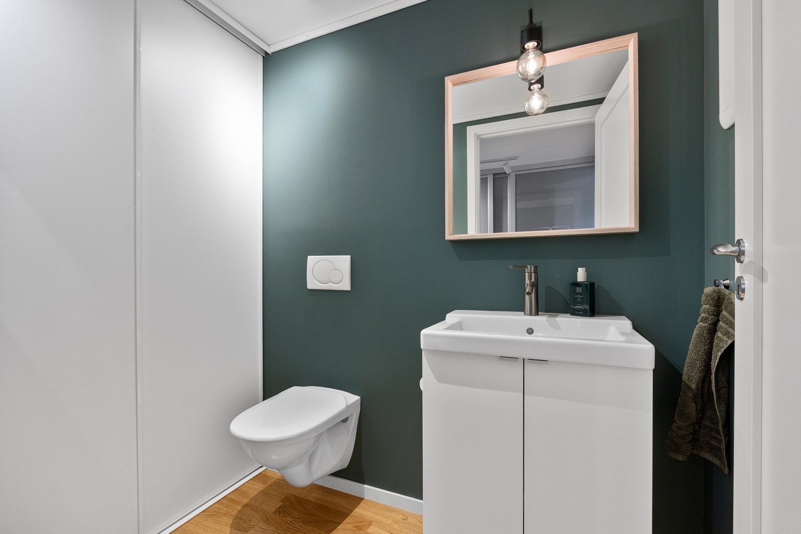 Wc-rommet inneholder veggtoalett, skyvedørsgarderobe og baderomsinnredning med heldekkende servant. Galleribilde