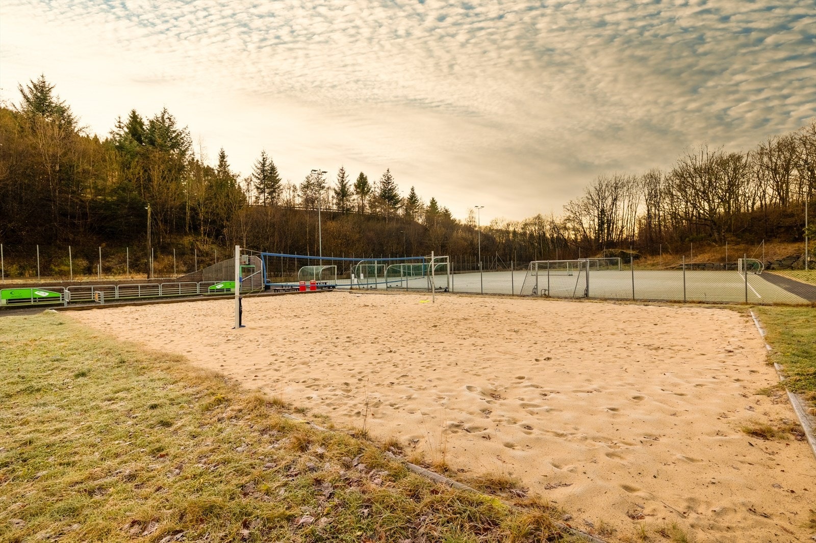 Fotballbane, binge og sandvolleyballbane i nærområdet. Galleribilde