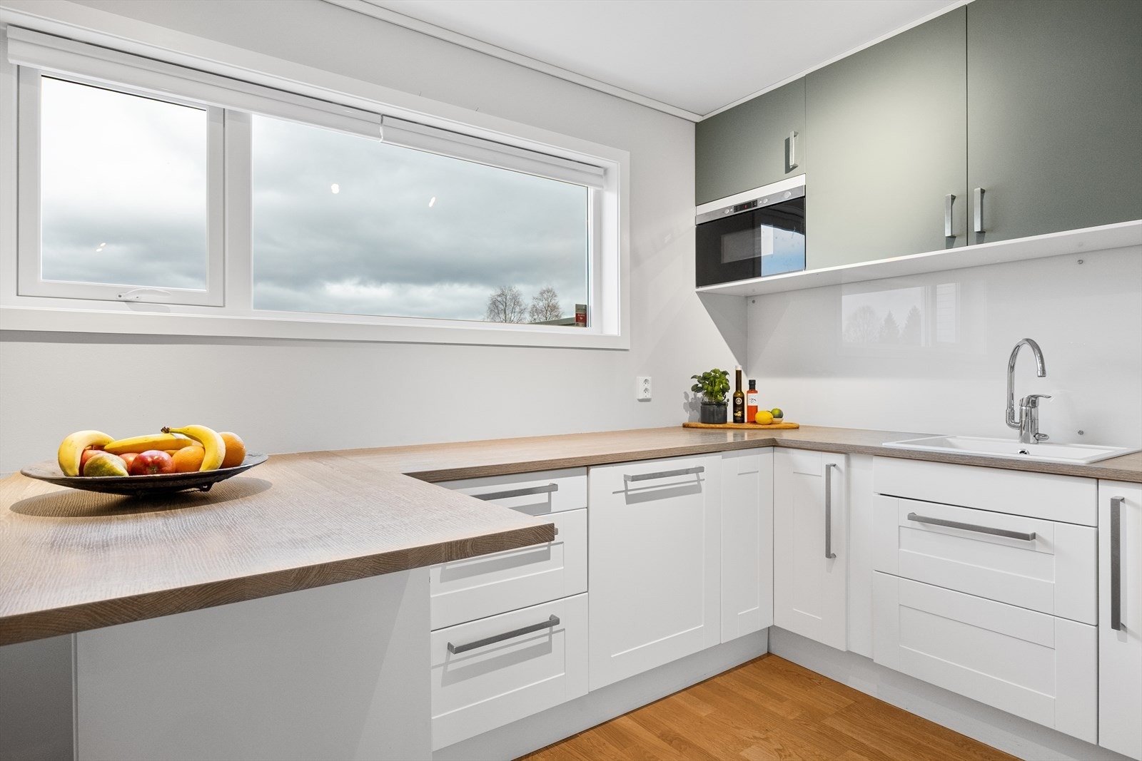 Kjøkkenvask i porselen og nyere laminert benkeplate fra Kvikk. Galleribilde