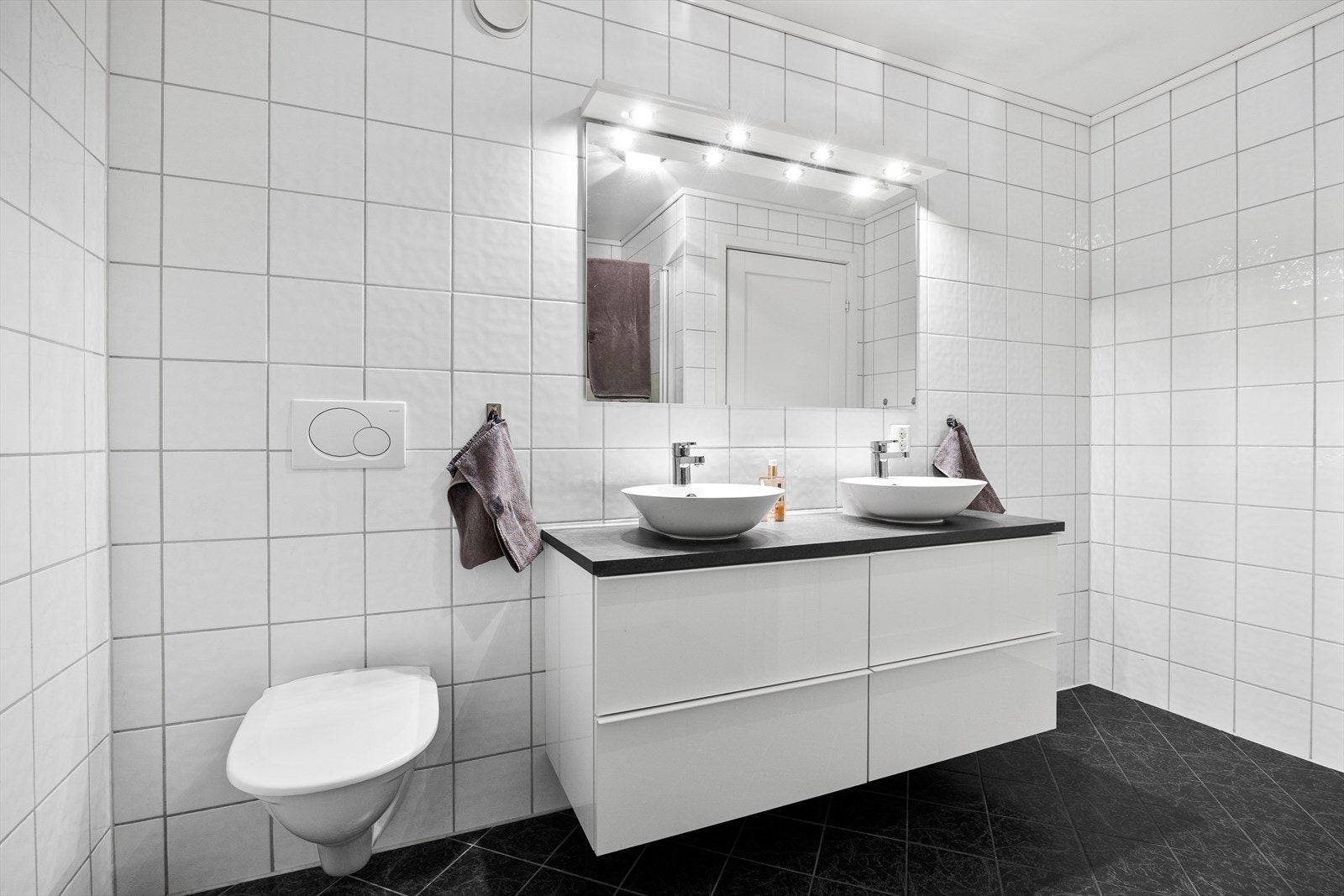 Like ved tv-stuen ligger et lekkert helfliset baderom på 6,5 m². Galleribilde