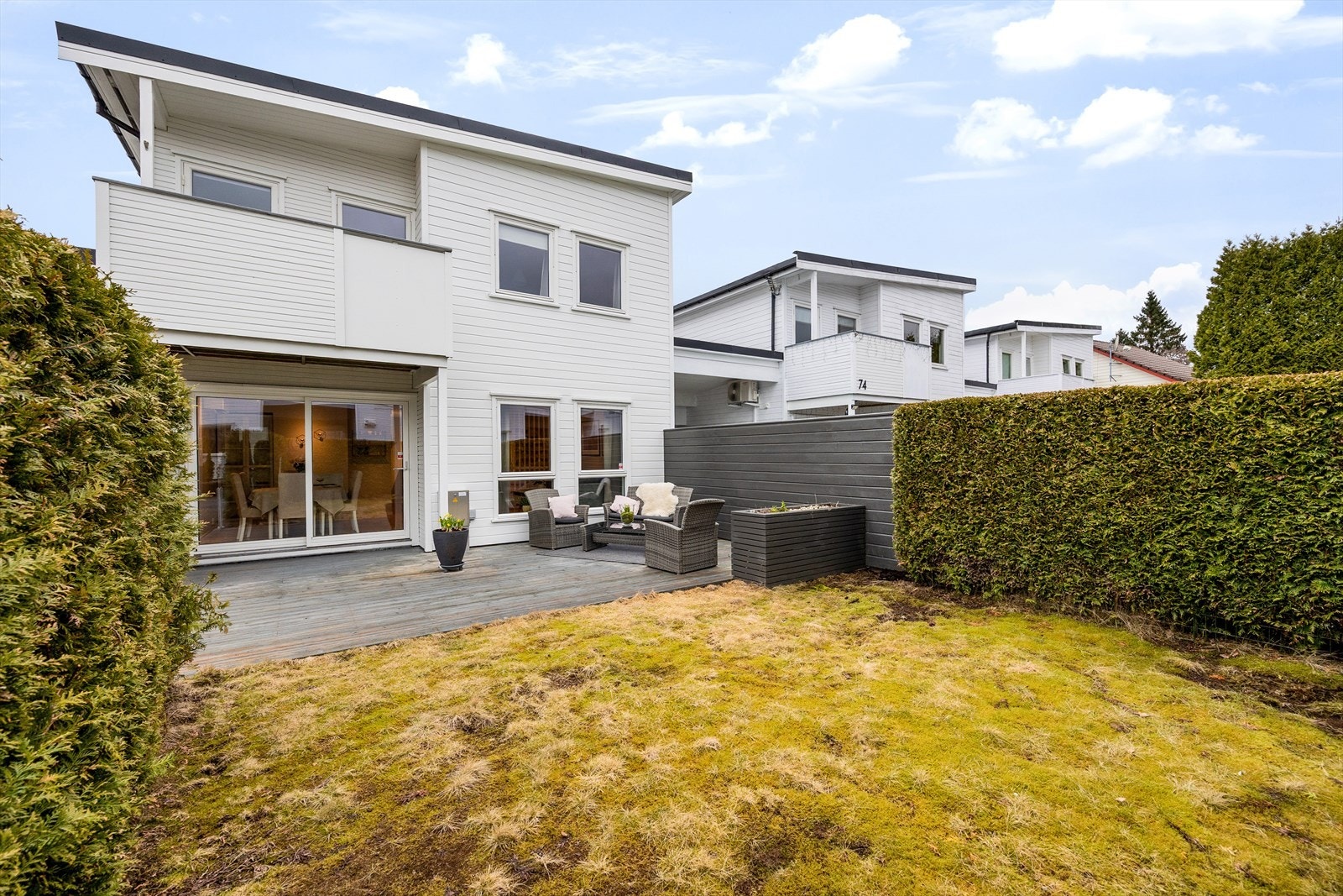 Kjekk terrasse og plen med gode solforhold. Galleribilde