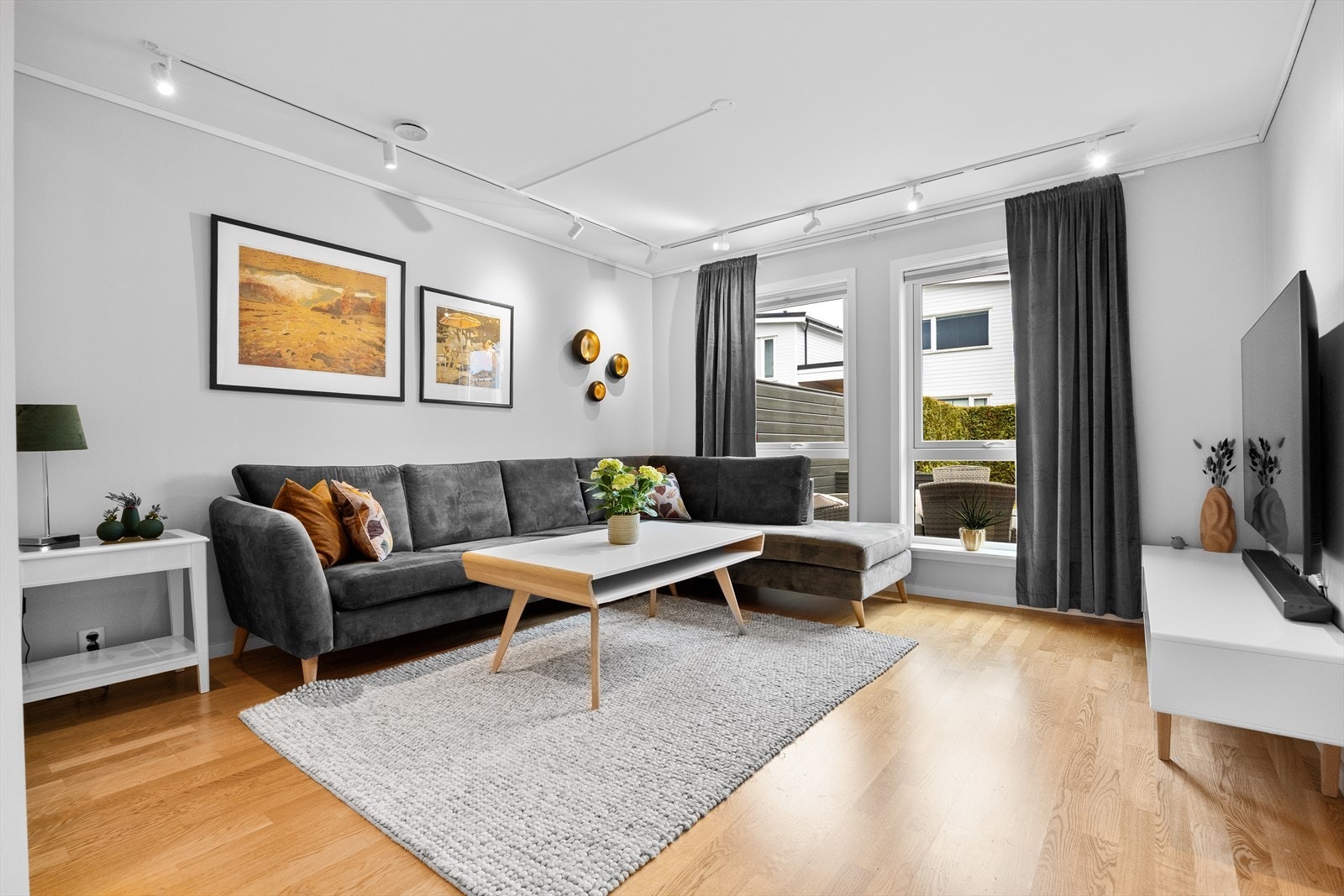 Boligen er malt i tidsriktig toner, og gulvene er belagt primært med en flott 3-stavs eikeparkett. Galleribilde