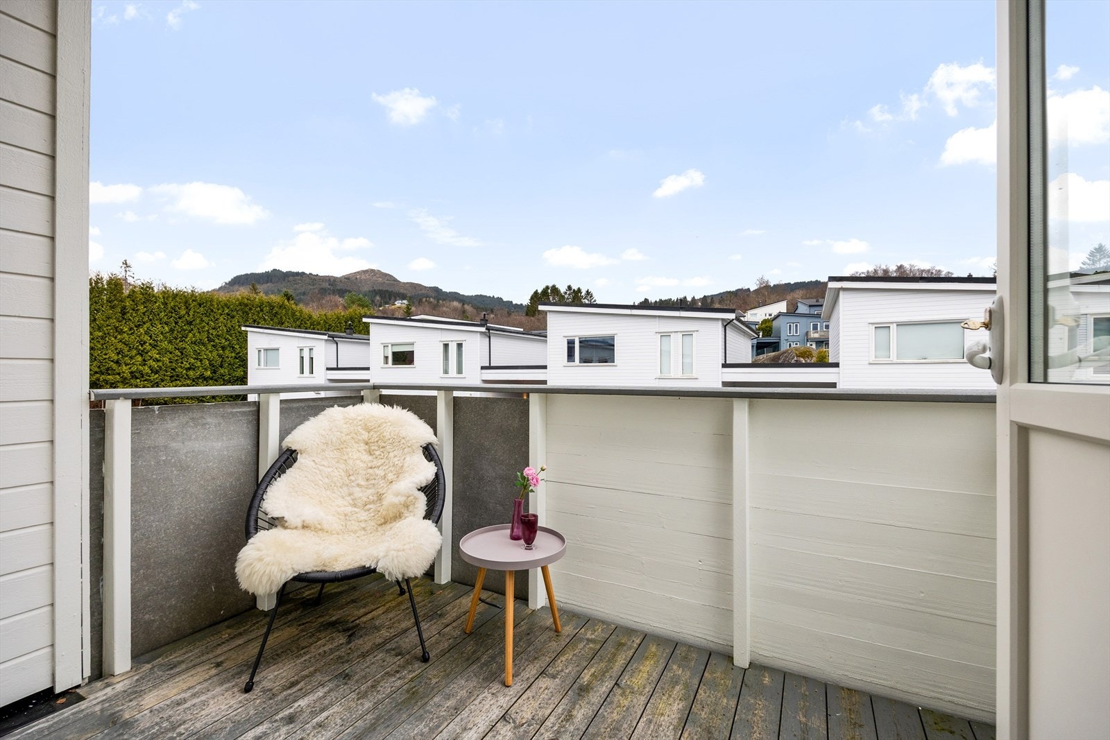 Fra et av soverommene er det utgang til en sørvest vendt balkong på 5,2 m². Galleribilde