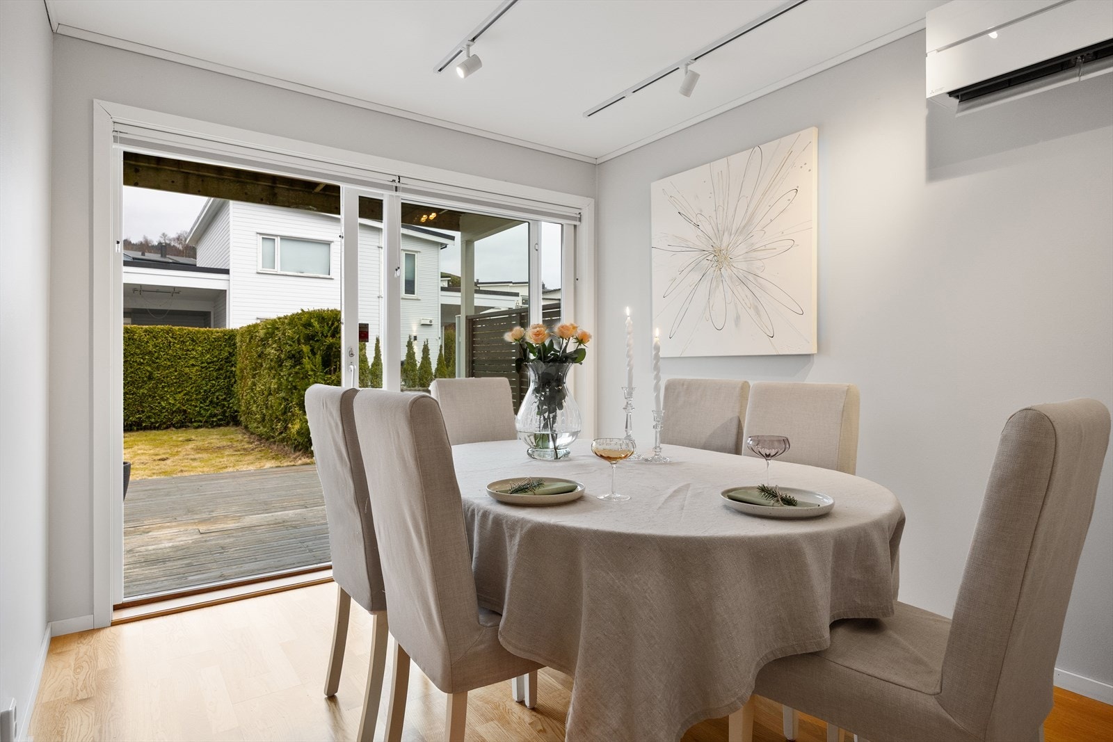 Utgang via skyvedør til en solrik sørvestvendt markterrasse i front. Galleribilde