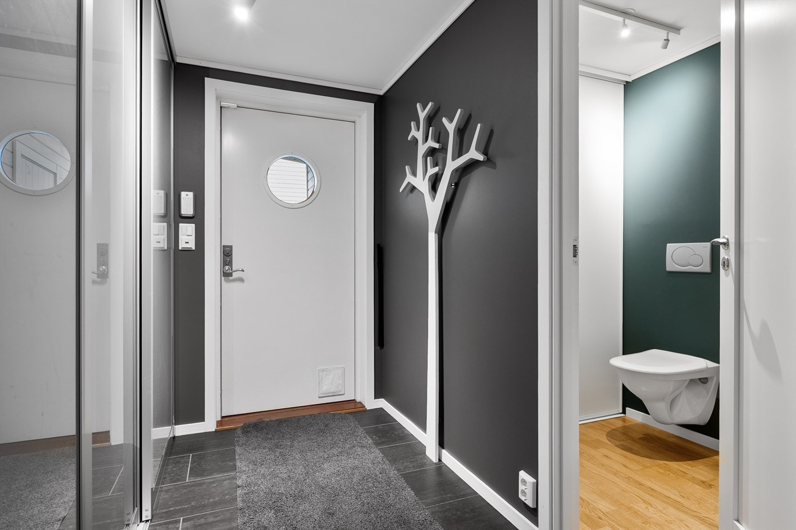 Entrèen har flislagt gulv med innlagte varmekabler Galleribilde