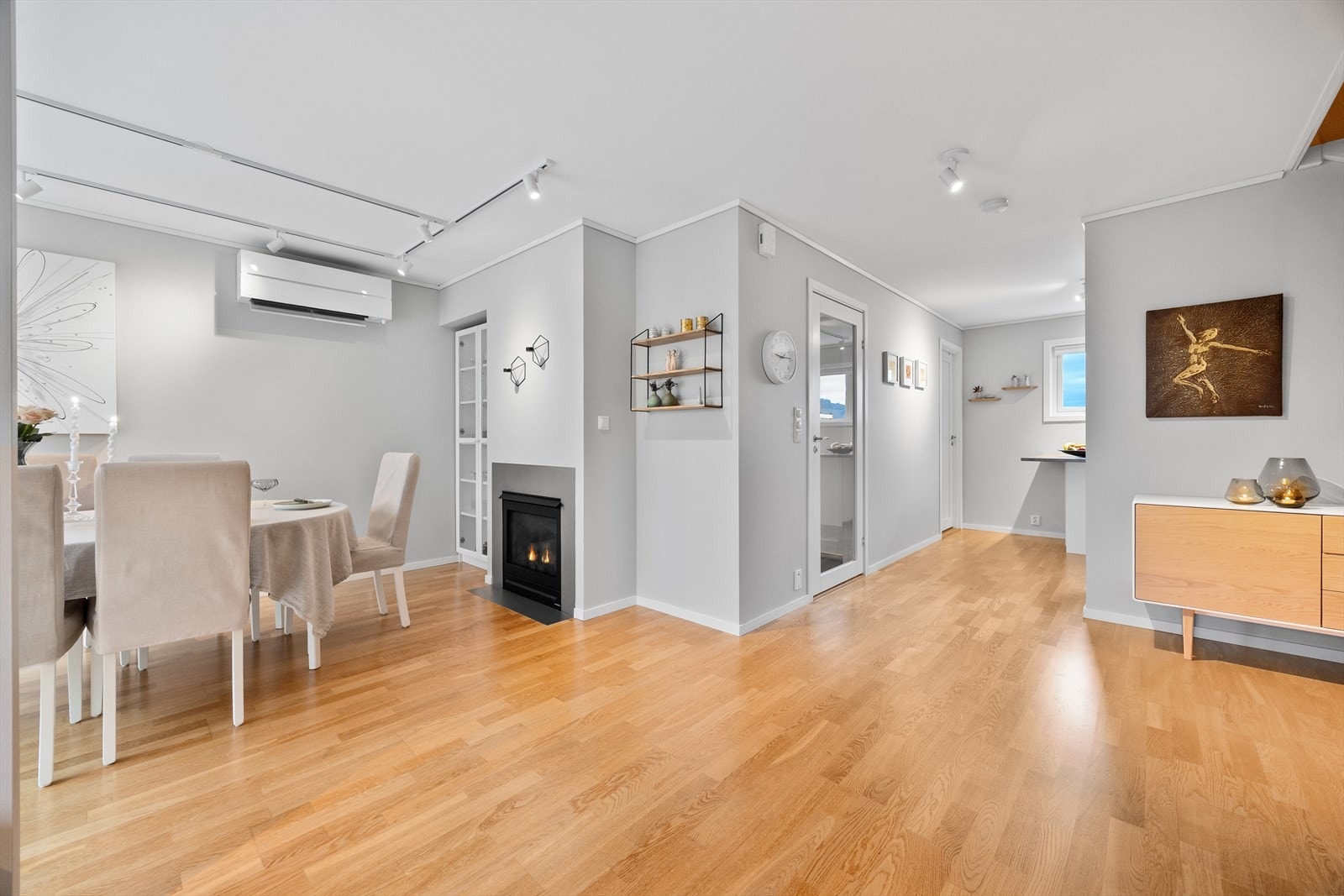 Velfungerende planløsning med gode oppholdsrom og liten bruksslitasje. Galleribilde