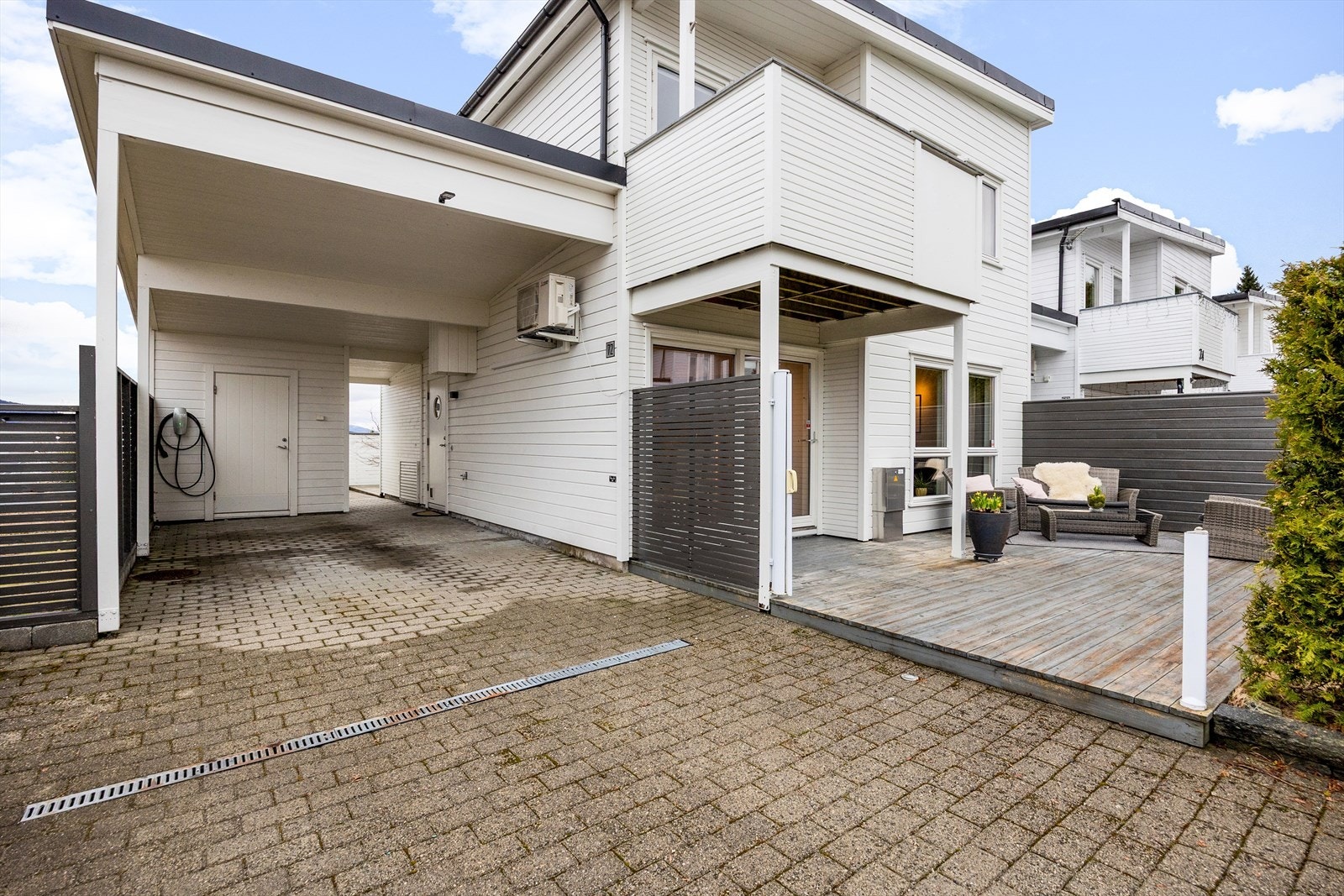 Suveren tilkomst til boligen med parkering i carport og tørrskodd gange inn til boligen Galleribilde