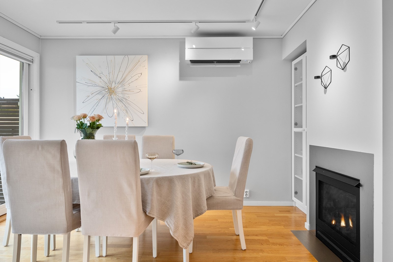 Gasspeis og nyere varmepumpe i stue Galleribilde