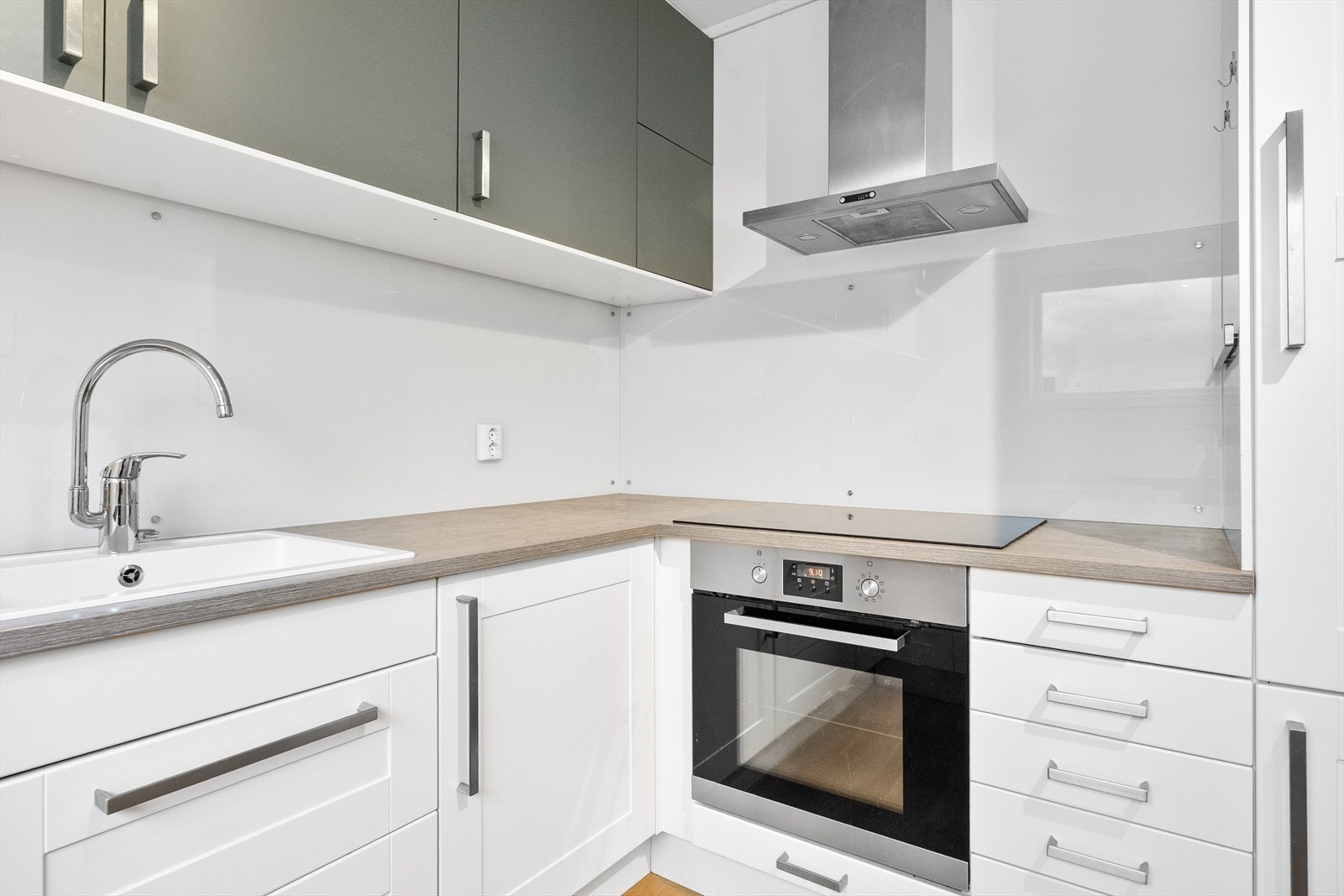 Kjøkkenet inneholder alt man trenger av integrerte hvitevarer Galleribilde