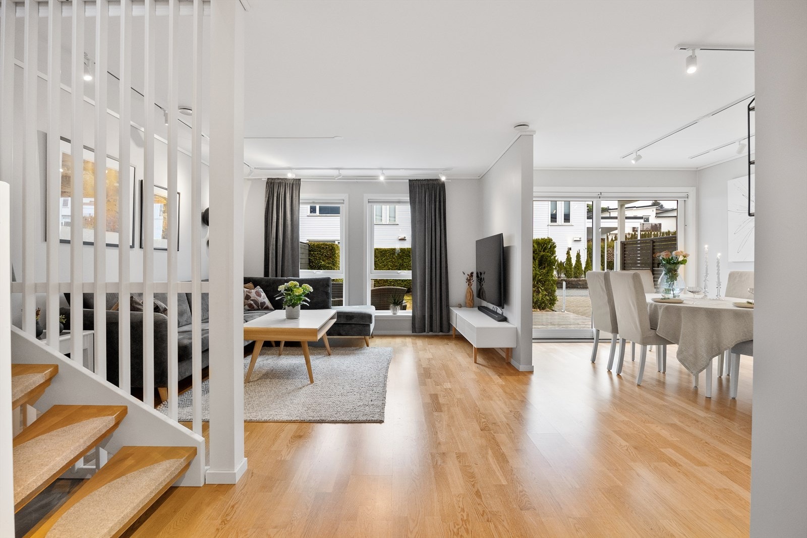 Lekker familiebolig fra 2011 med moderne innredning og gjennomgående god standard. Galleribilde