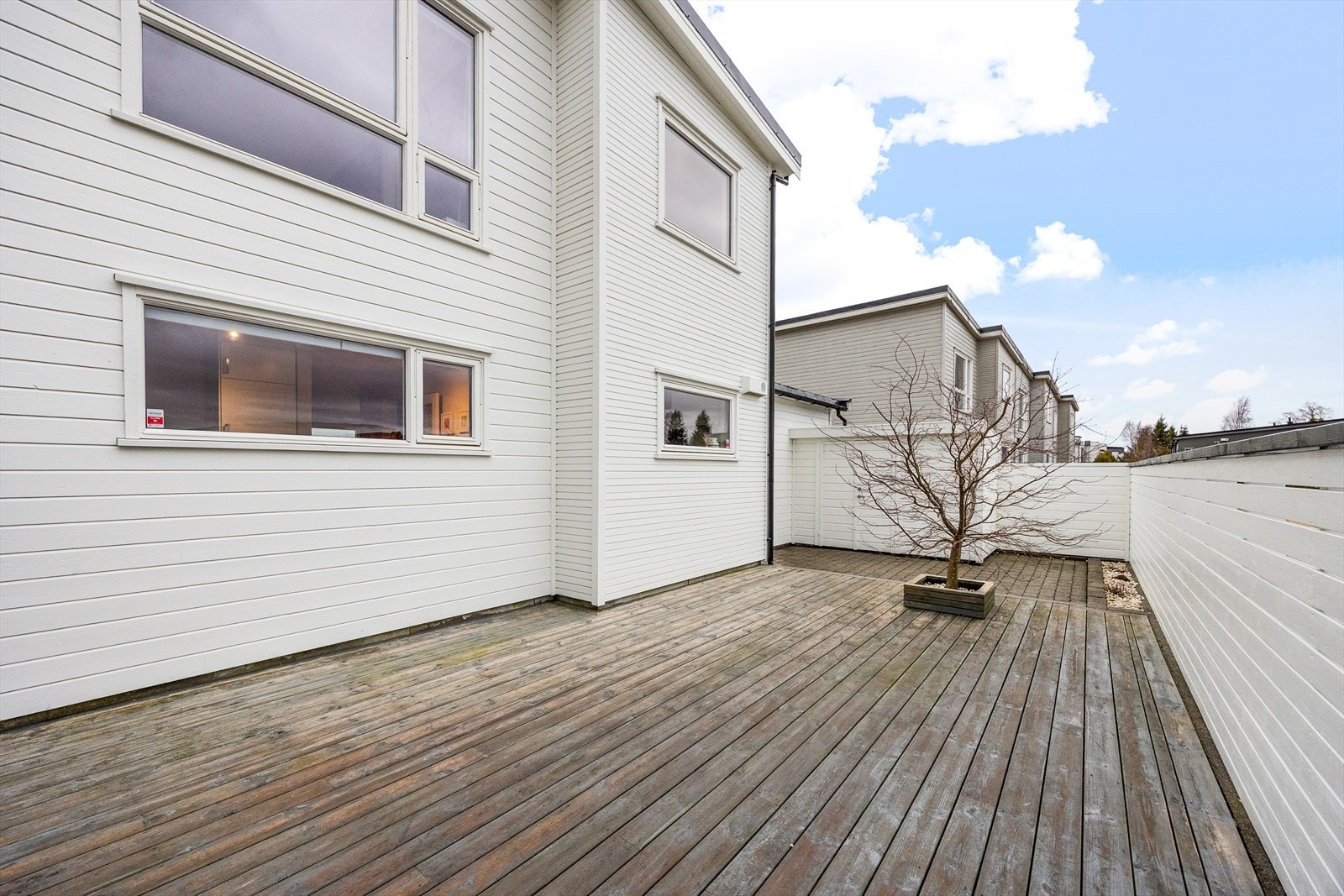 Terrasse på boligens bakside. Galleribilde