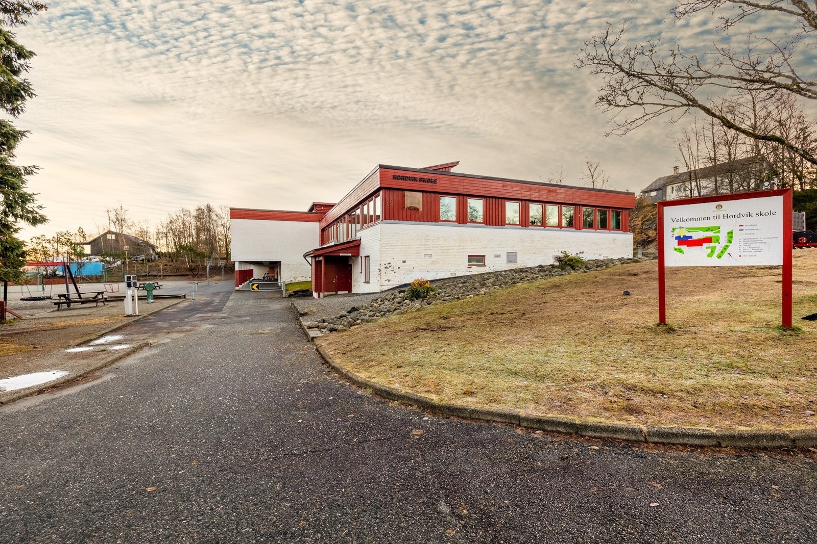 Hordvik skole ligger like ved. Galleribilde