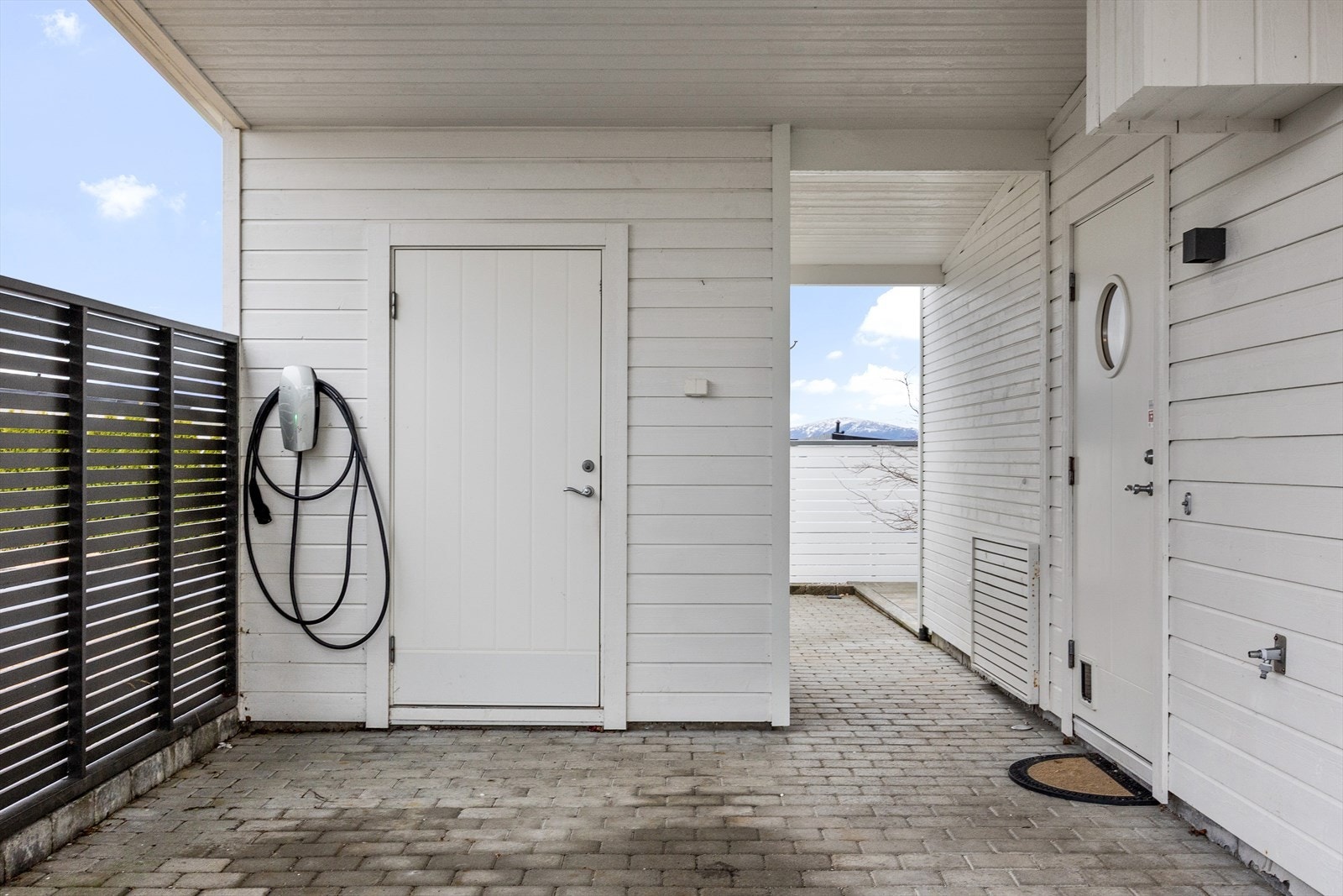 Her medfølger lader til elbil. God lagringsplass i bod. Galleribilde