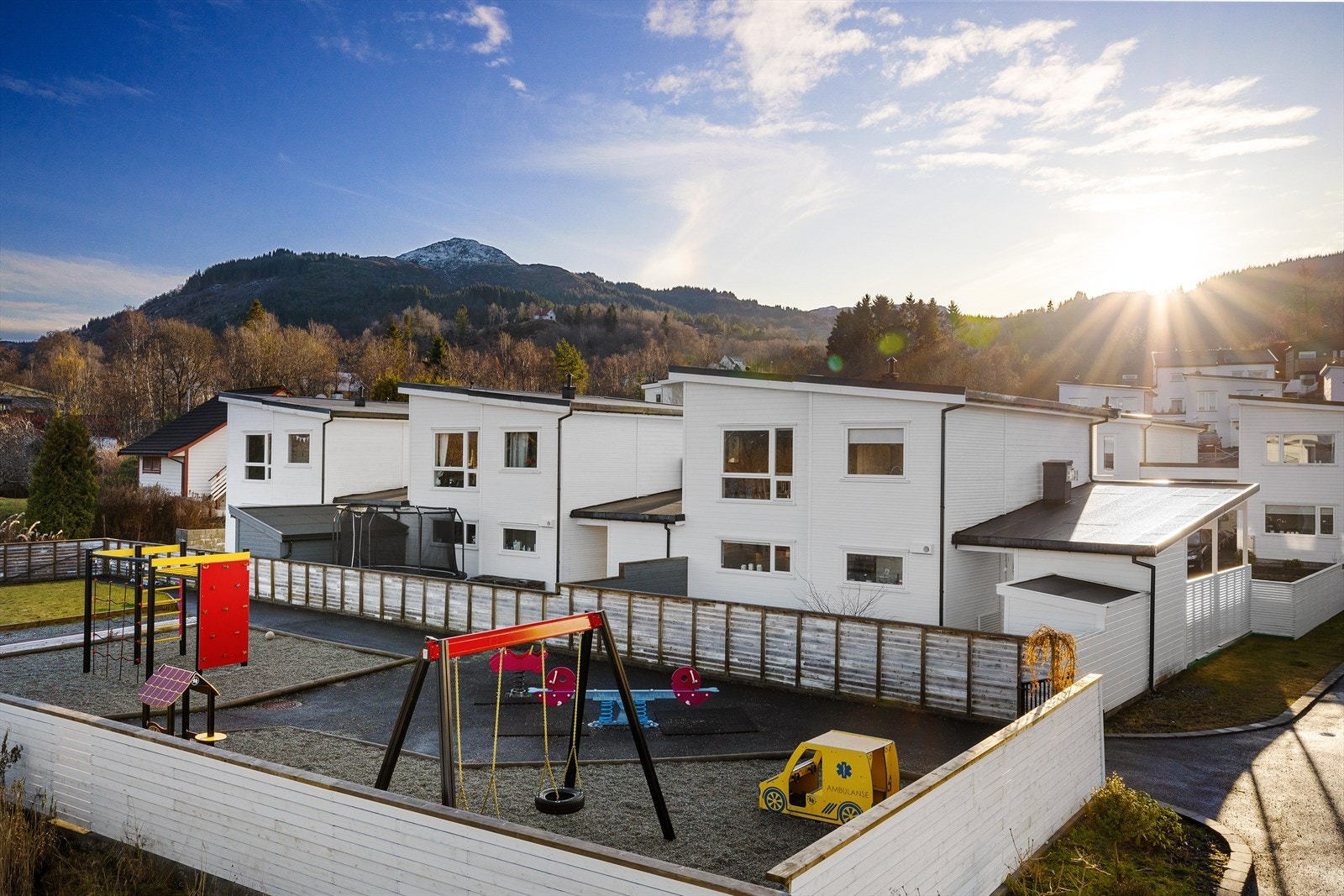 Lekeplass like ved. Luksus for barnefamilien. Galleribilde