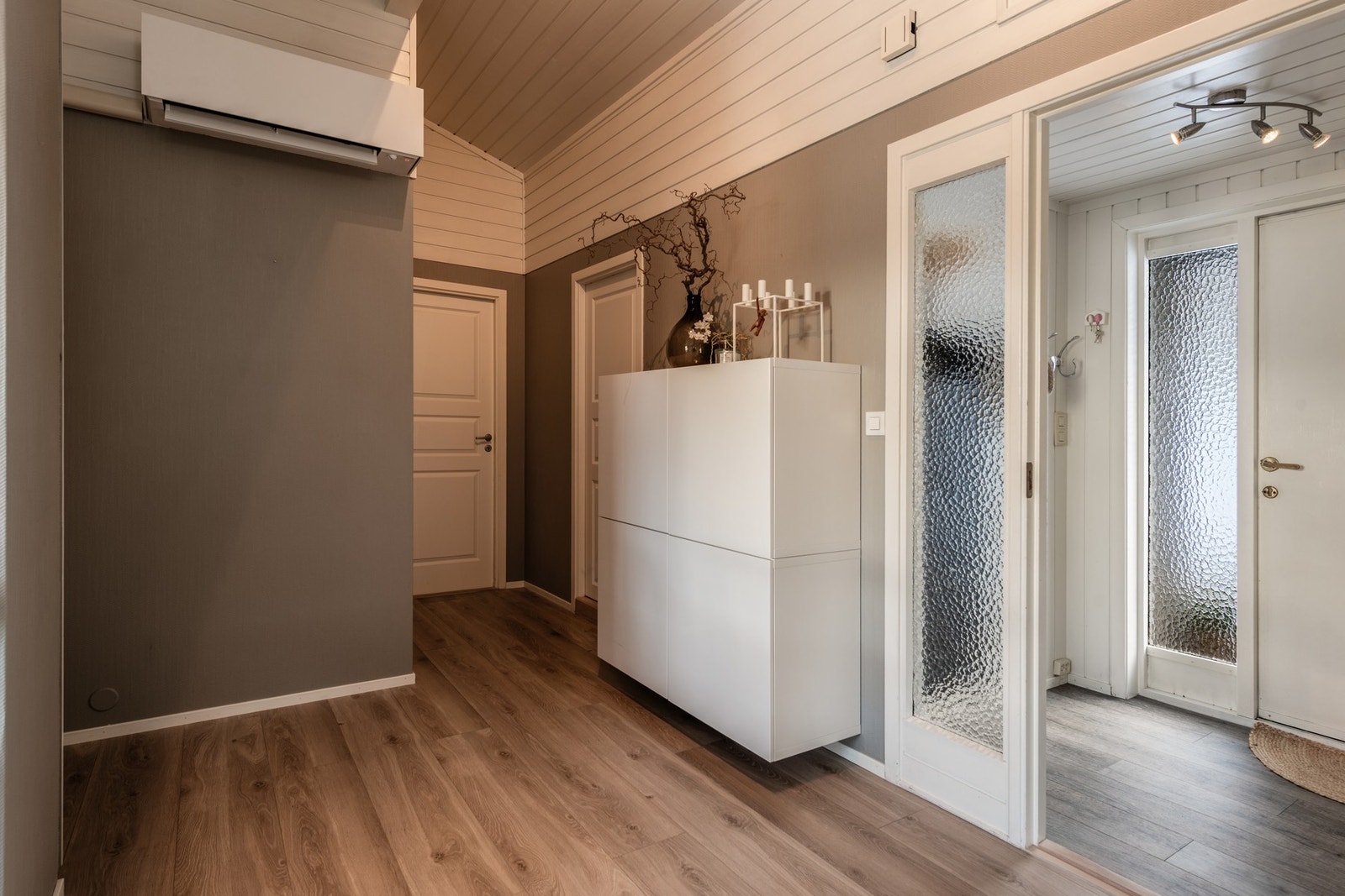 Egen inngang til underetasjen. Galleribilde