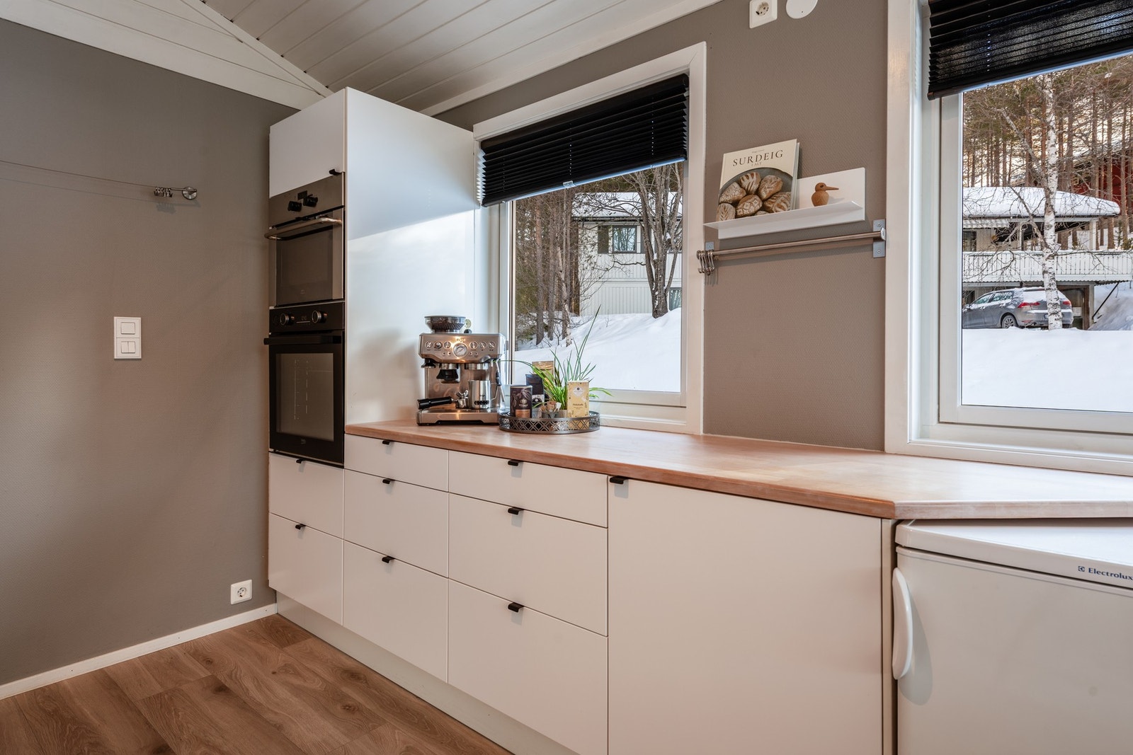 Integrerte hvitevarer som platetopp, komfyr og mikroovn, samt oppvaskmaskin. Galleribilde