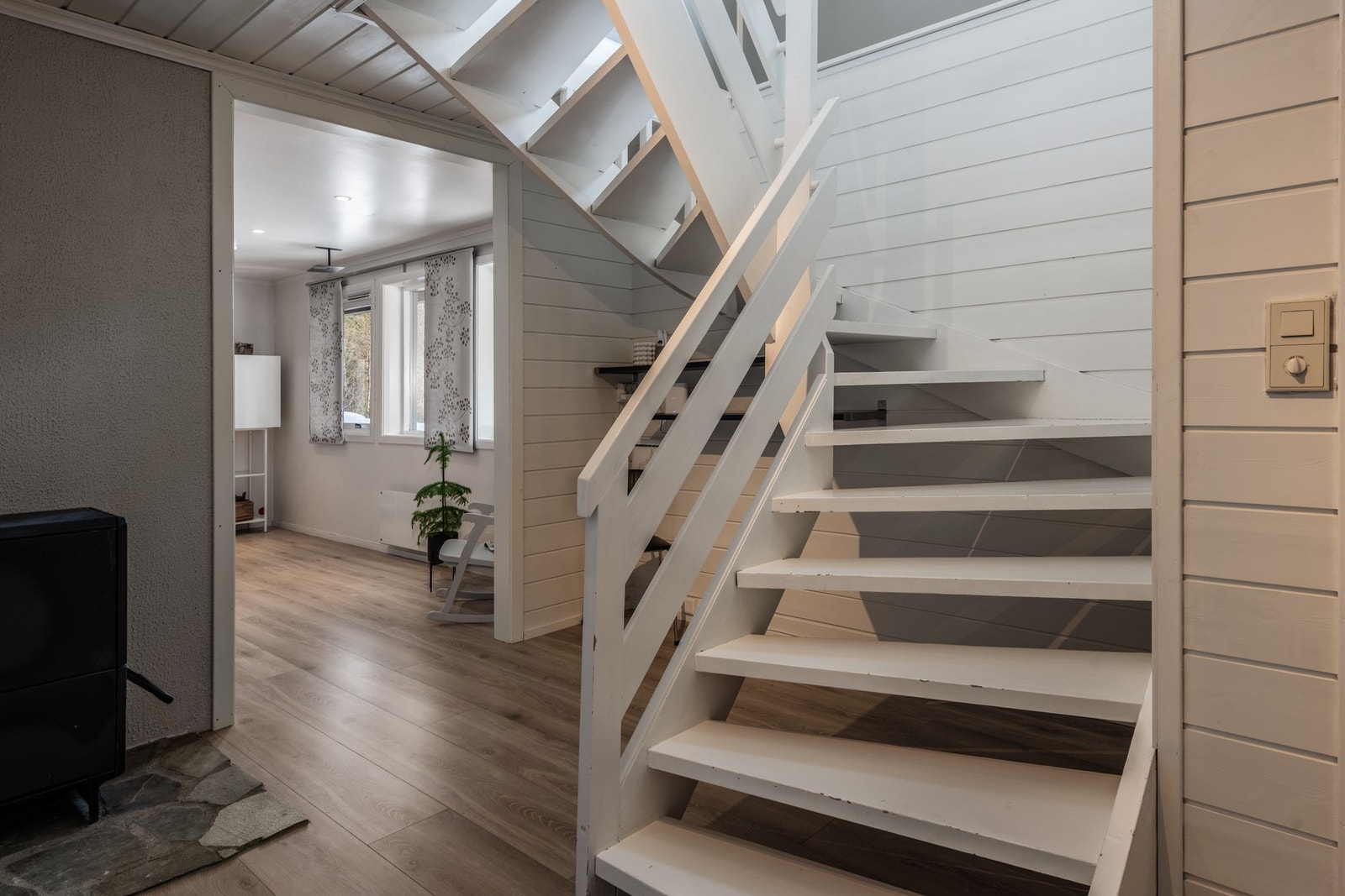 Trappegang i underetasjen har vedovn. Galleribilde