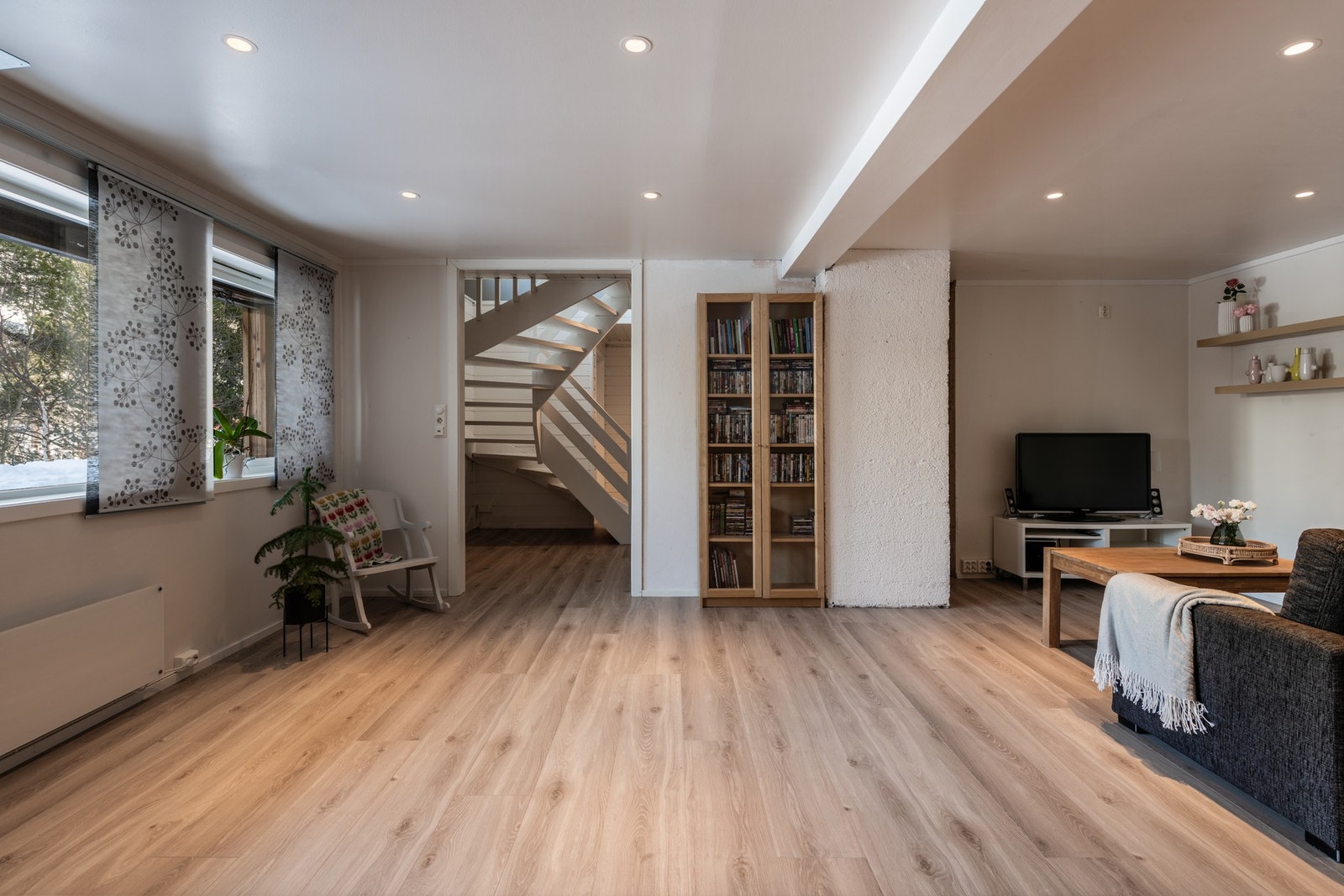 Oppholdsrom i underetasjen. Galleribilde