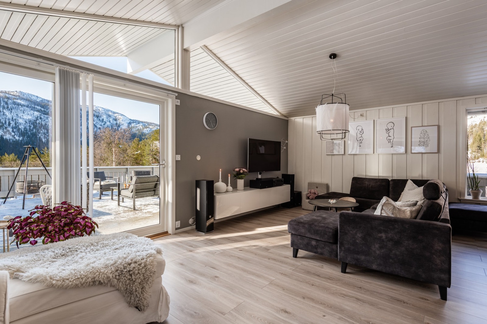 Takhøyden i stue gir en god og luftig romfølelse. Galleribilde