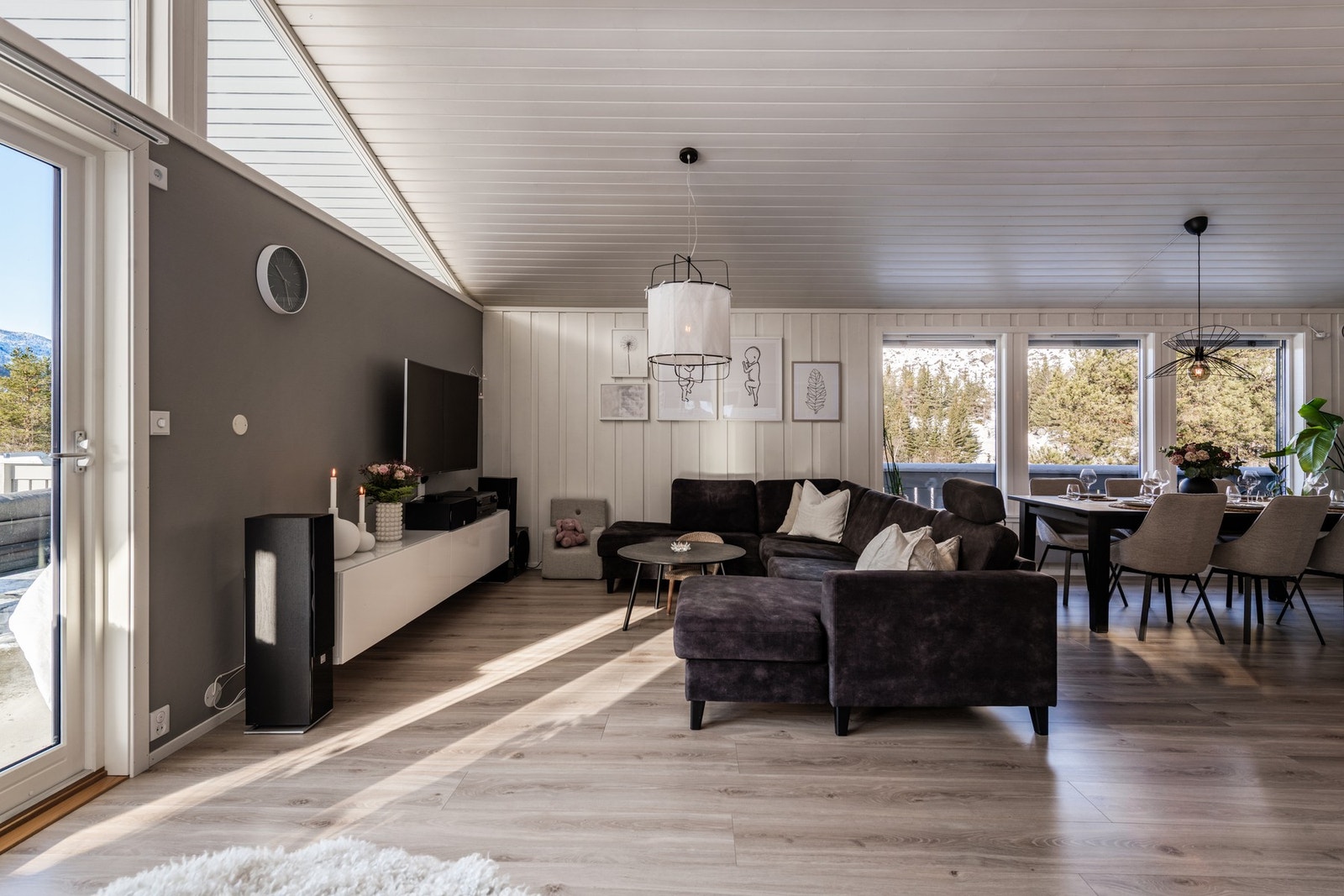 Plass for salong og en spisegruppe. Galleribilde