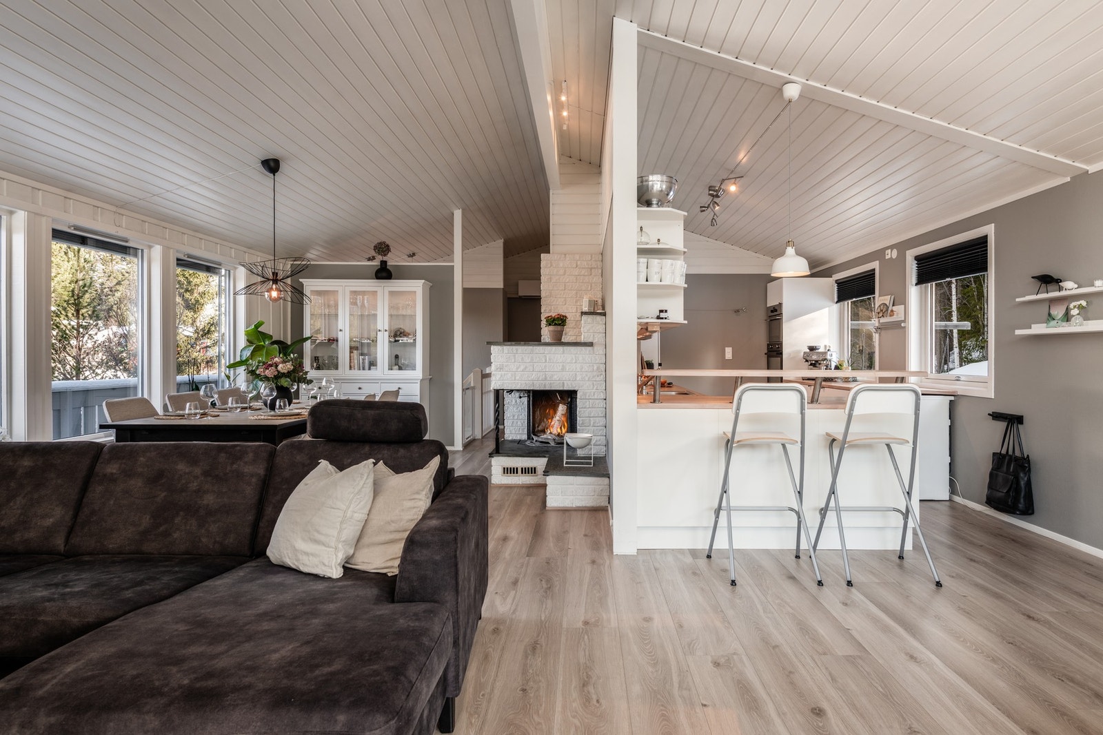 Åpen og sosial løsning mellom stue og kjøkken. Galleribilde