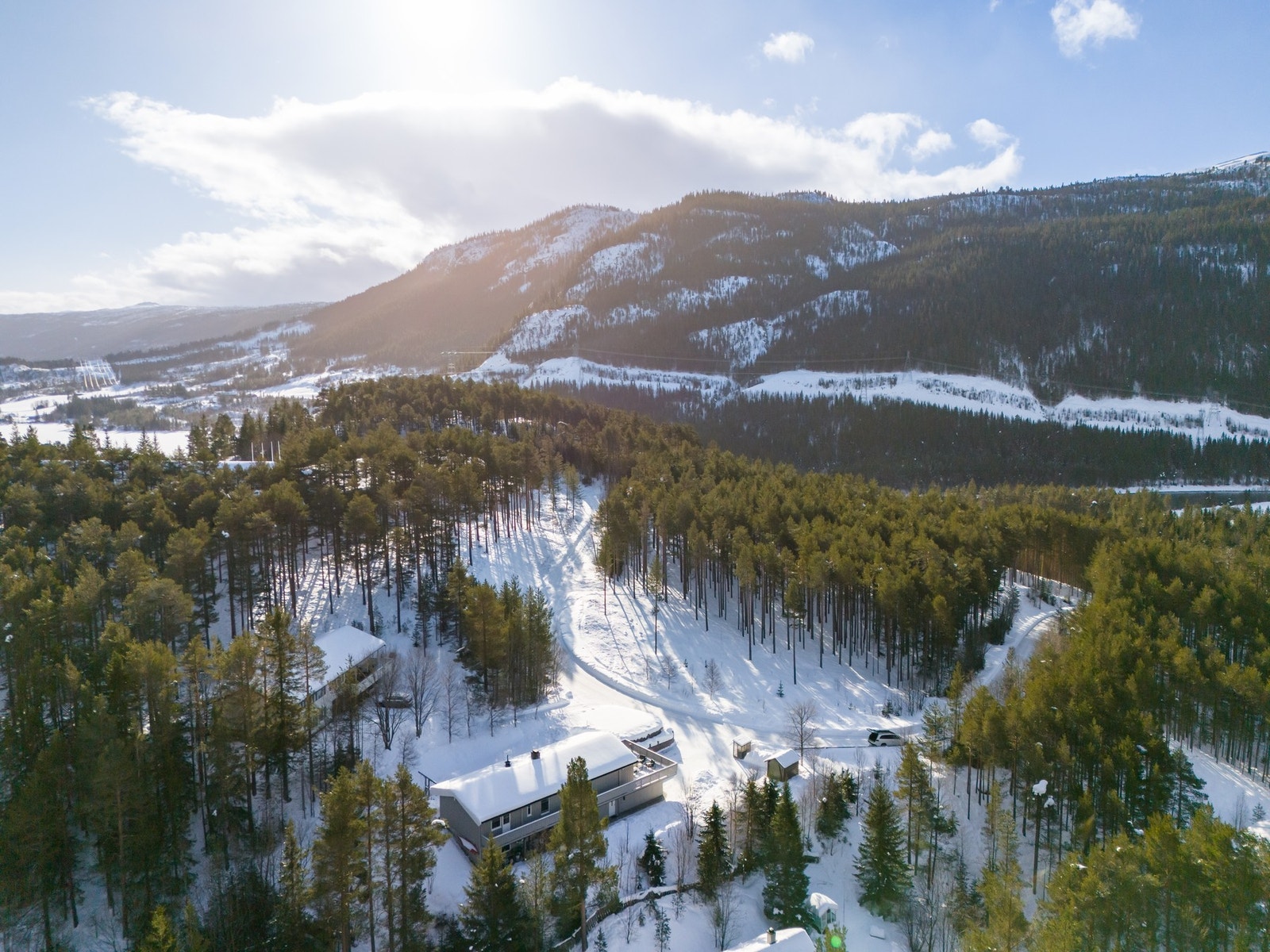 Eiendommen ligger i gangavstand fra skole, barnehage, idrettsanlegg, bank og kommunehus. Galleribilde