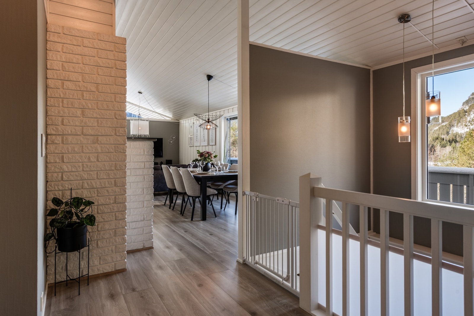 Åpen trapp ned til underetasjen Galleribilde