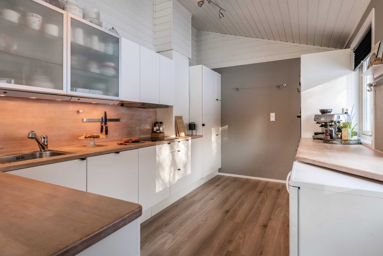 Lys kjøkkeninnredning med glatte fronter. Galleribilde