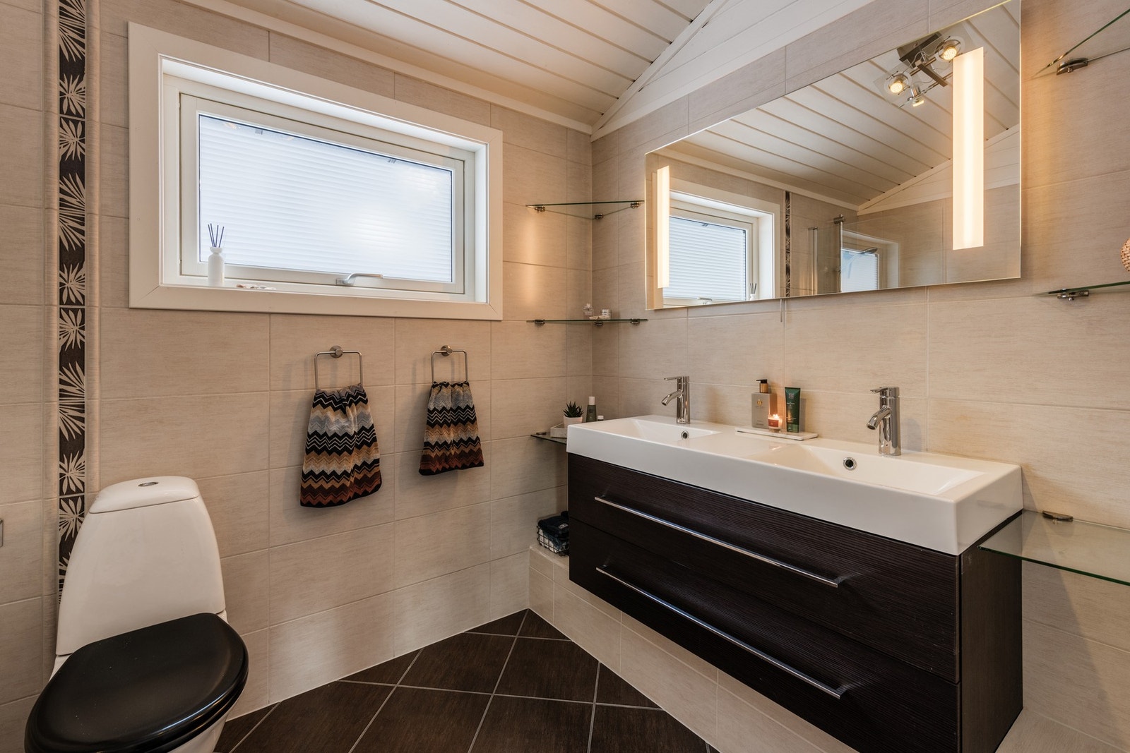 Bad med flislagt gulv og vegger. Galleribilde