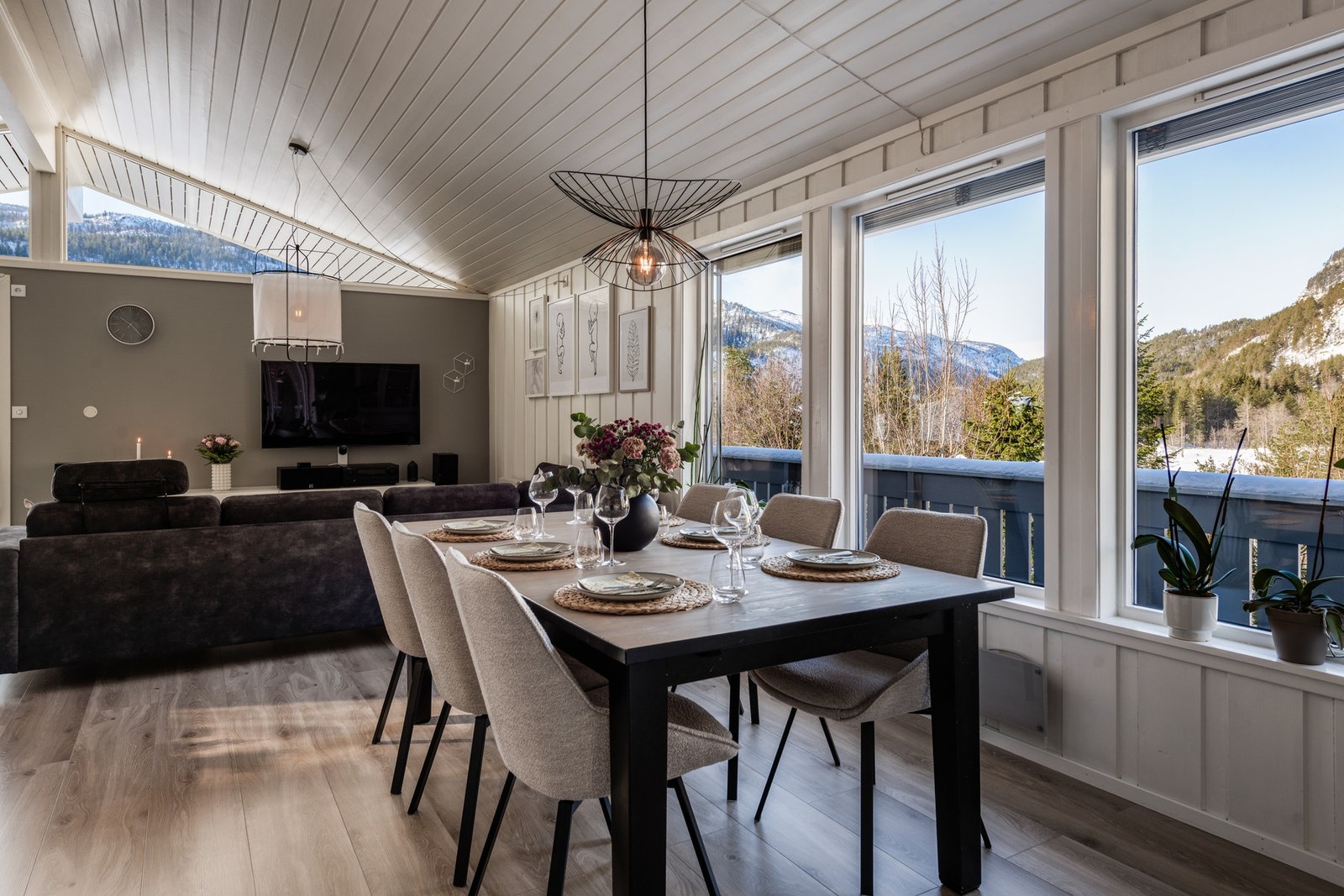 Store vindusflater slipper inn godt med naturlig lys. Galleribilde