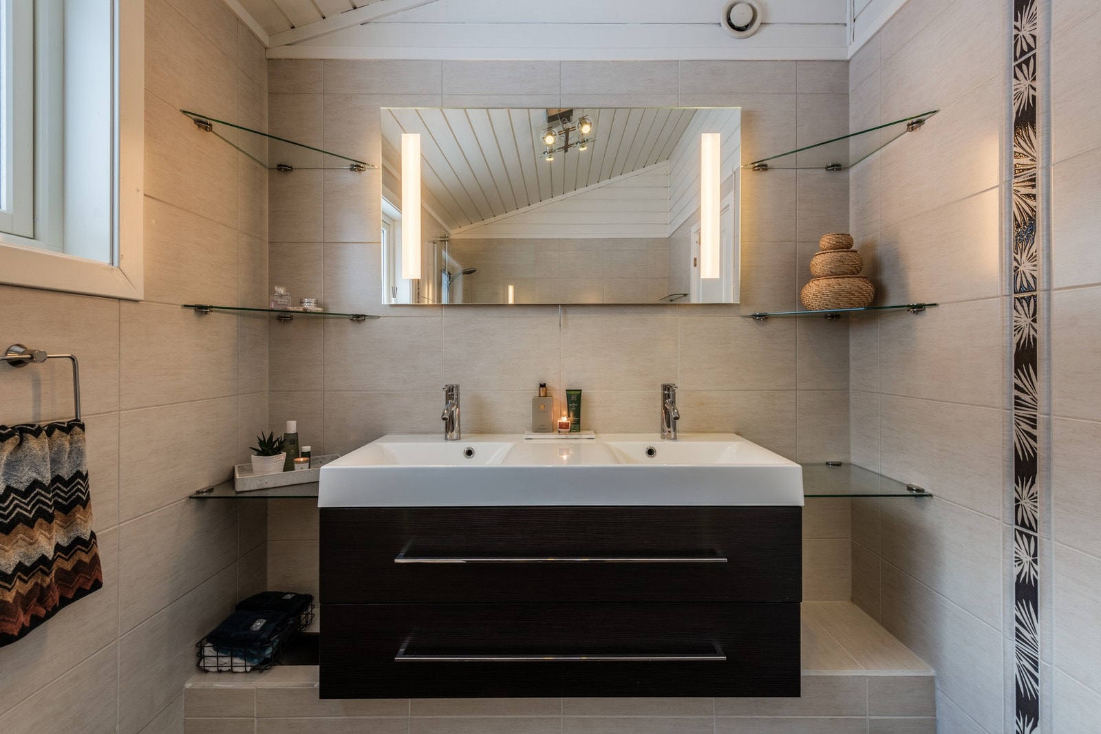 Dobbel servantinnredning, dusj og toalett. Galleribilde