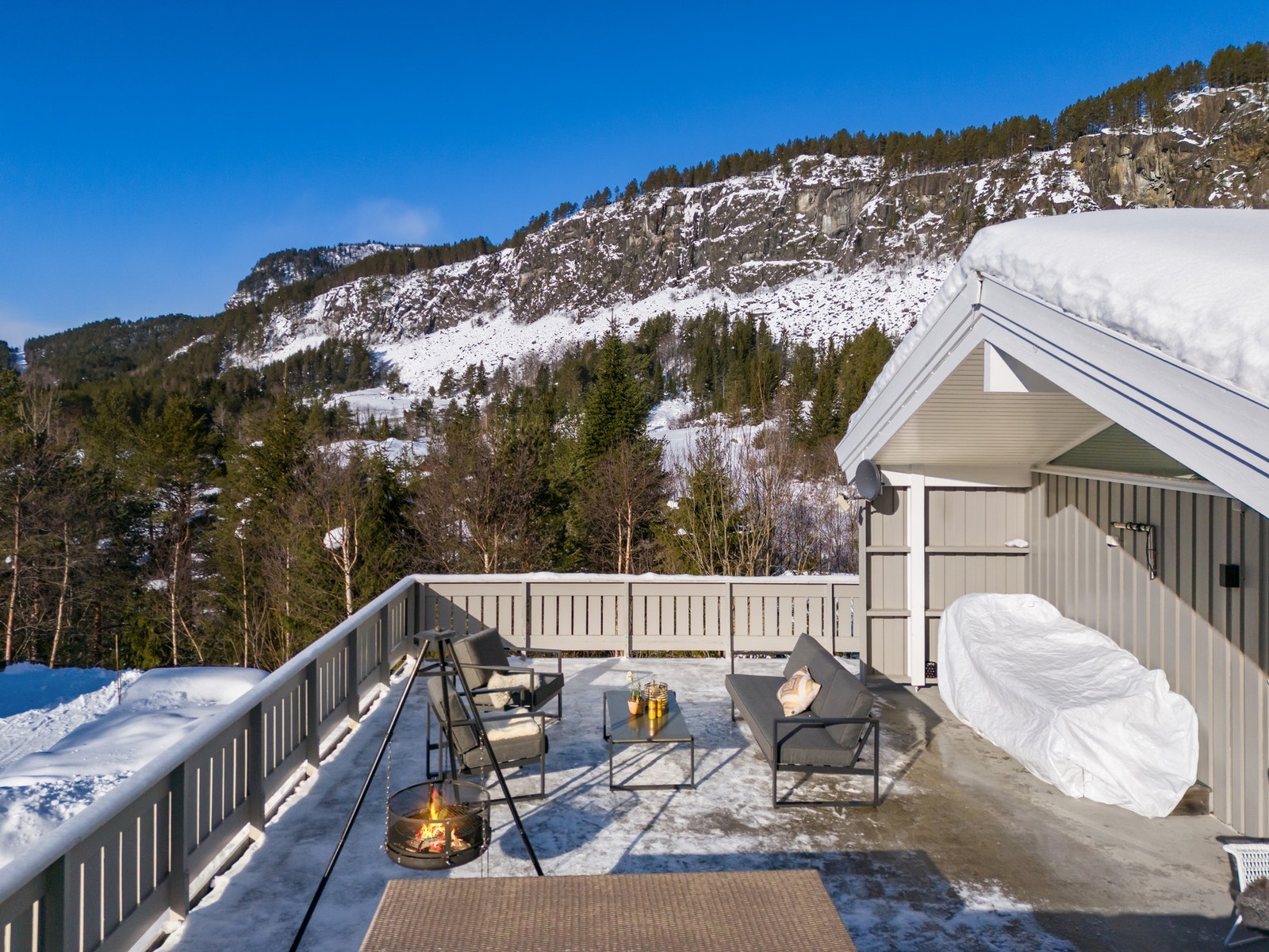 På den dels overbygde terrassen er det rom for møblering, grilling og utekos. Galleribilde