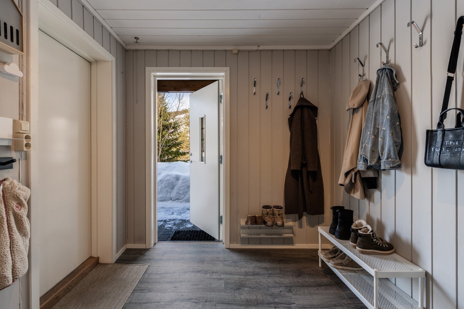 Gang med plass for yttertøy og sko. Galleribilde