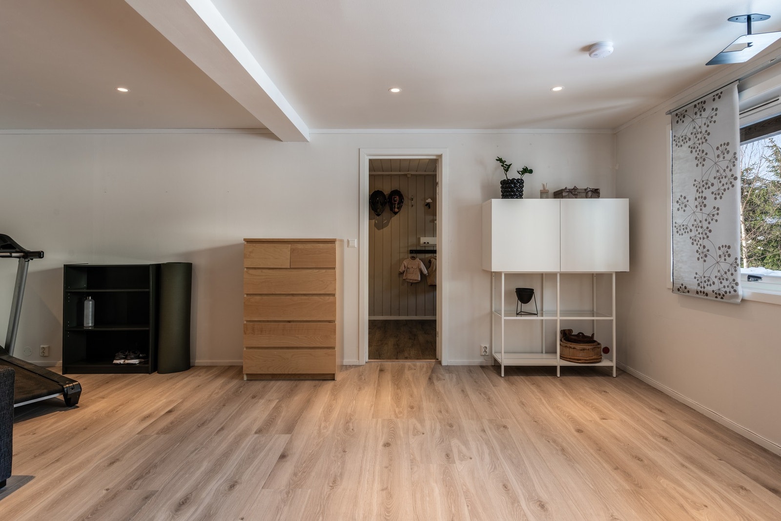 Oppholdsrommet i underetasjen har opplegg for VA, om ønskelig å sette inn hybelkjøkken. Galleribilde