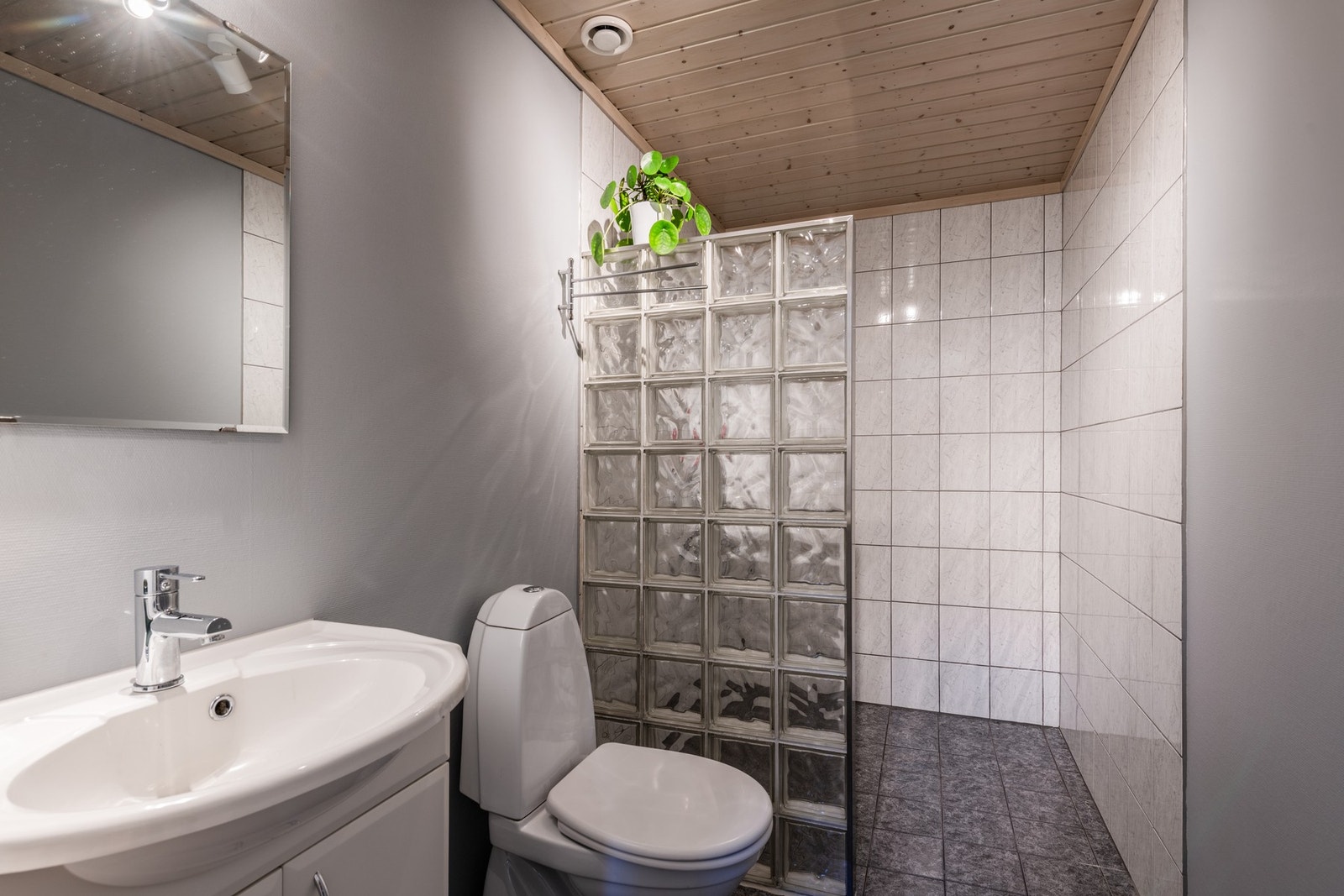 Servantinnredning, toalett og dusjnisje Galleribilde