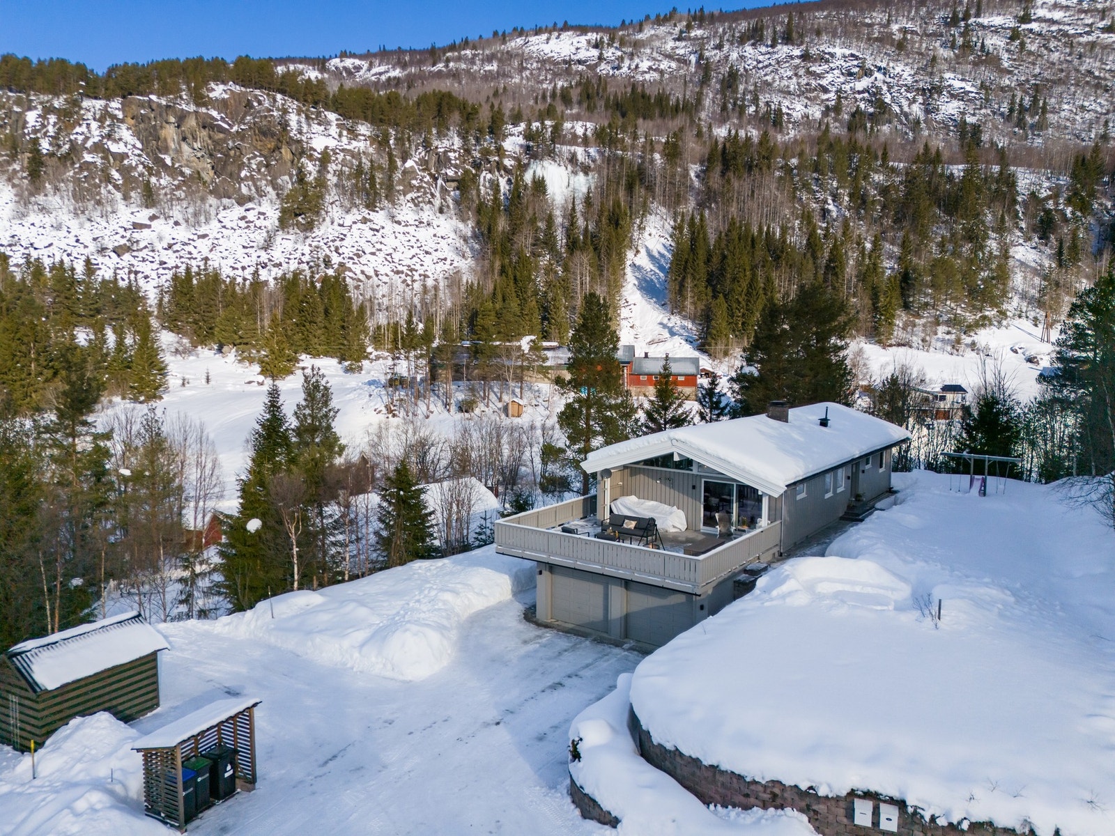 Gangavstand finner du skole, barnehage, idrettsanlegg, bank og kommunehus. Galleribilde