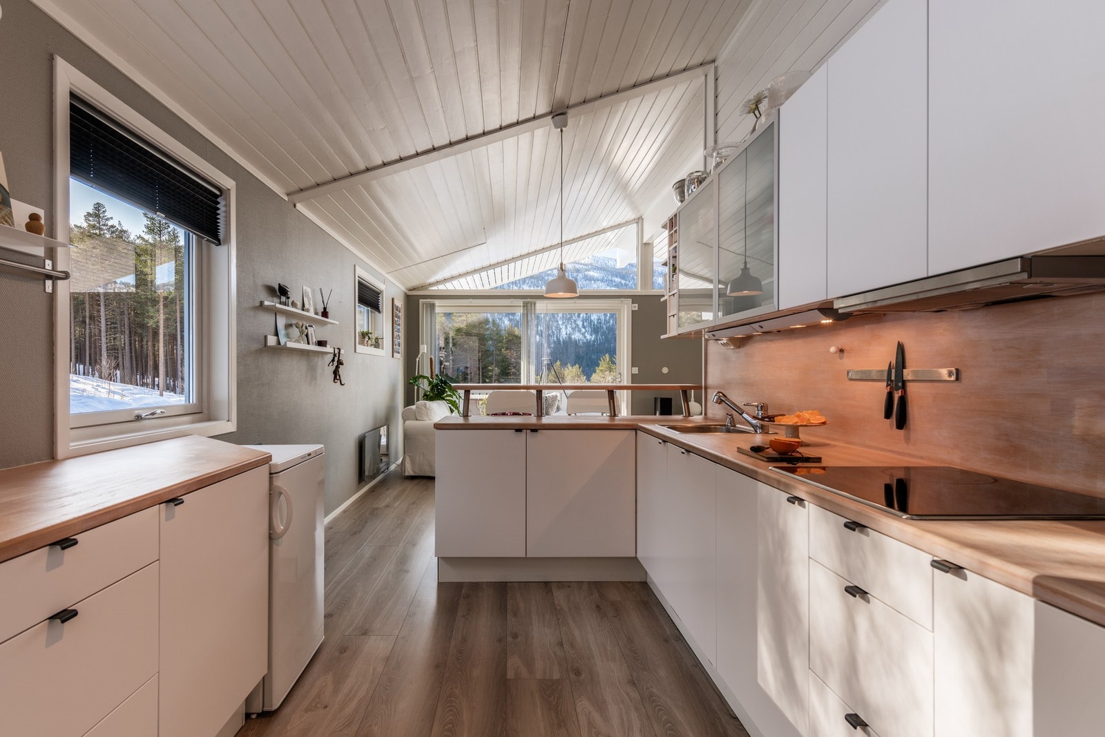 Over- og underskap og godt med benkeplass. Galleribilde