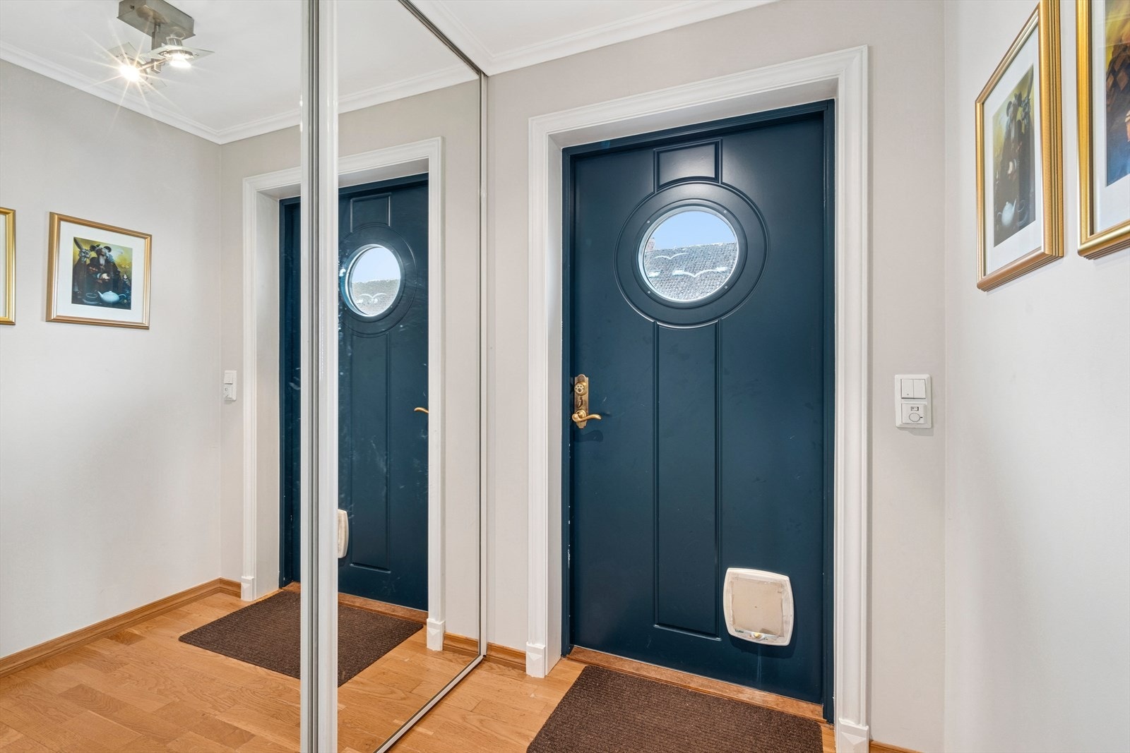 Velkommen inn! Det er godt med garderobeplass i skapet med skyvedører. Galleribilde