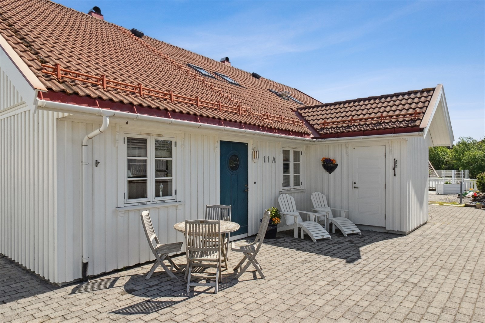 Inngangsparti med utvendig sportsbod og terrasse mot vest. Galleribilde