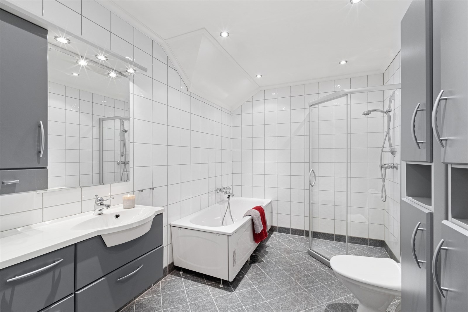 Baderommet i andre etasje har i tillegg badekar. Galleribilde