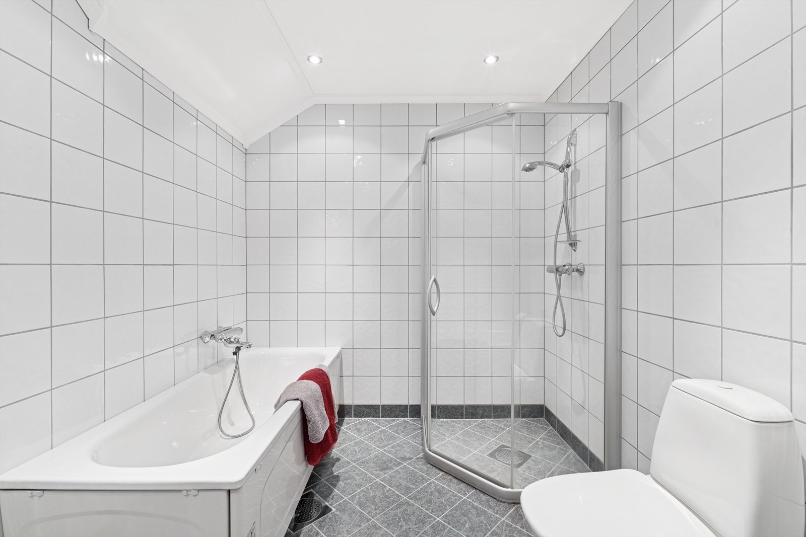 Pent og funksjonelt baderom. Galleribilde
